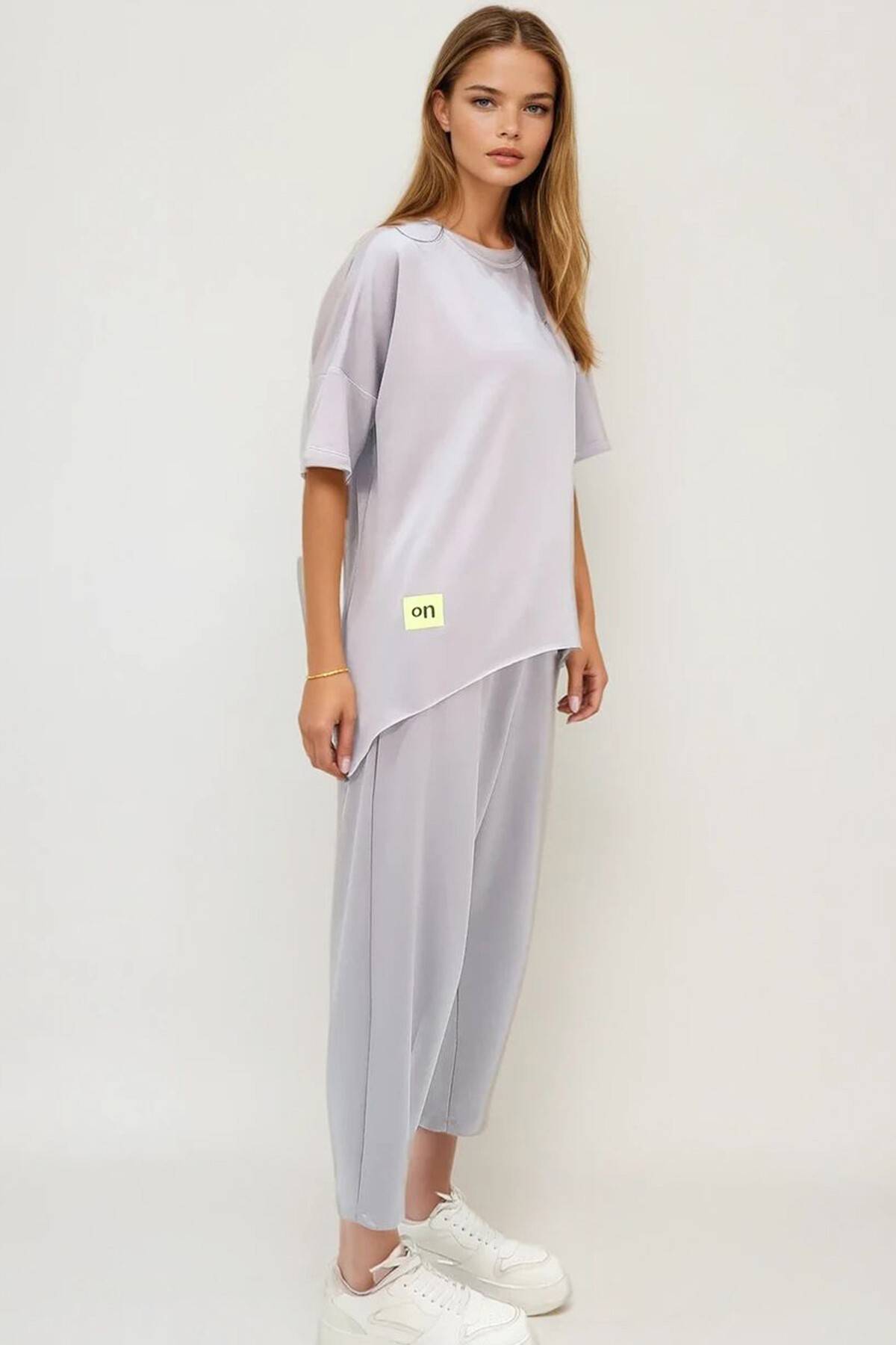 Taş Bisiklet Yaka Asimetrik Kesim Armalı Bluz Ve Pantolon Takım