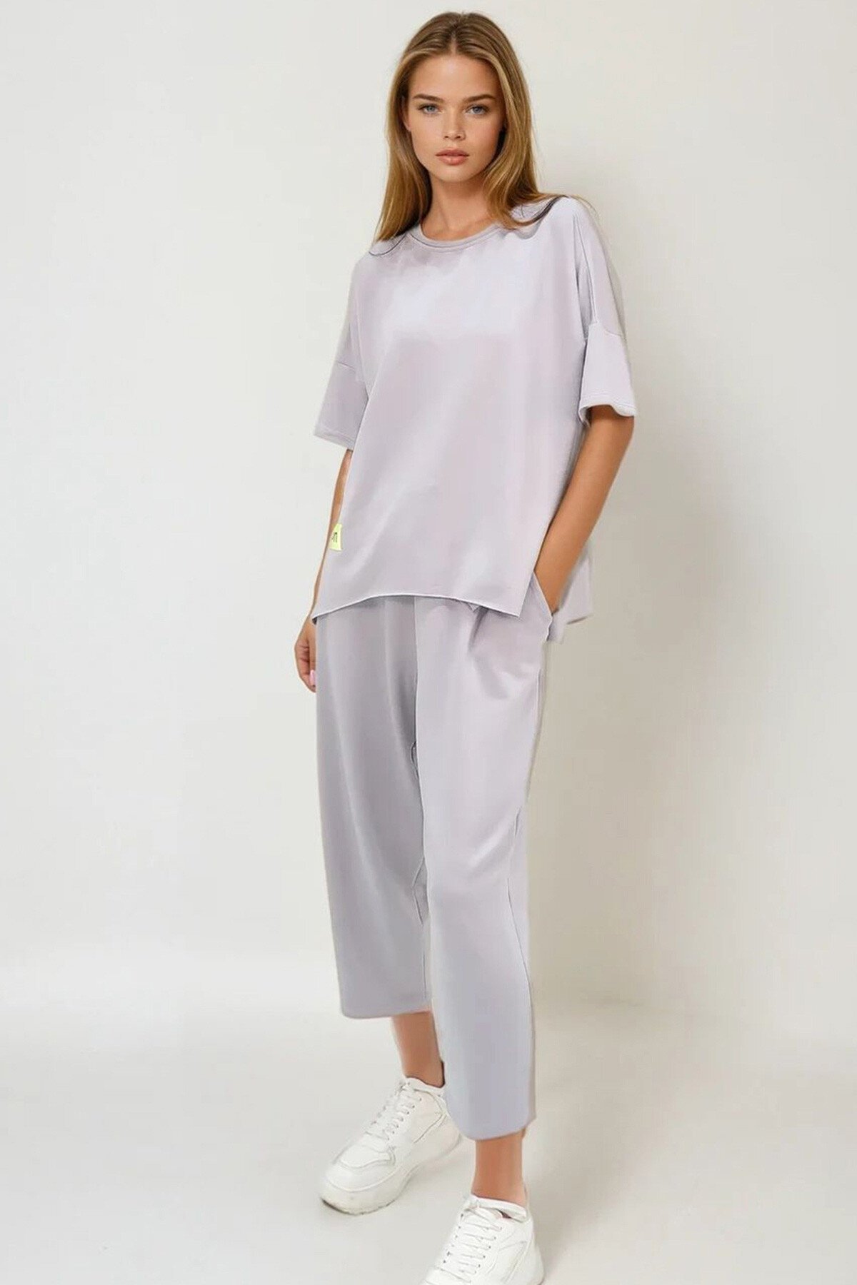 Taş Bisiklet Yaka Asimetrik Kesim Armalı Bluz Ve Pantolon Takım