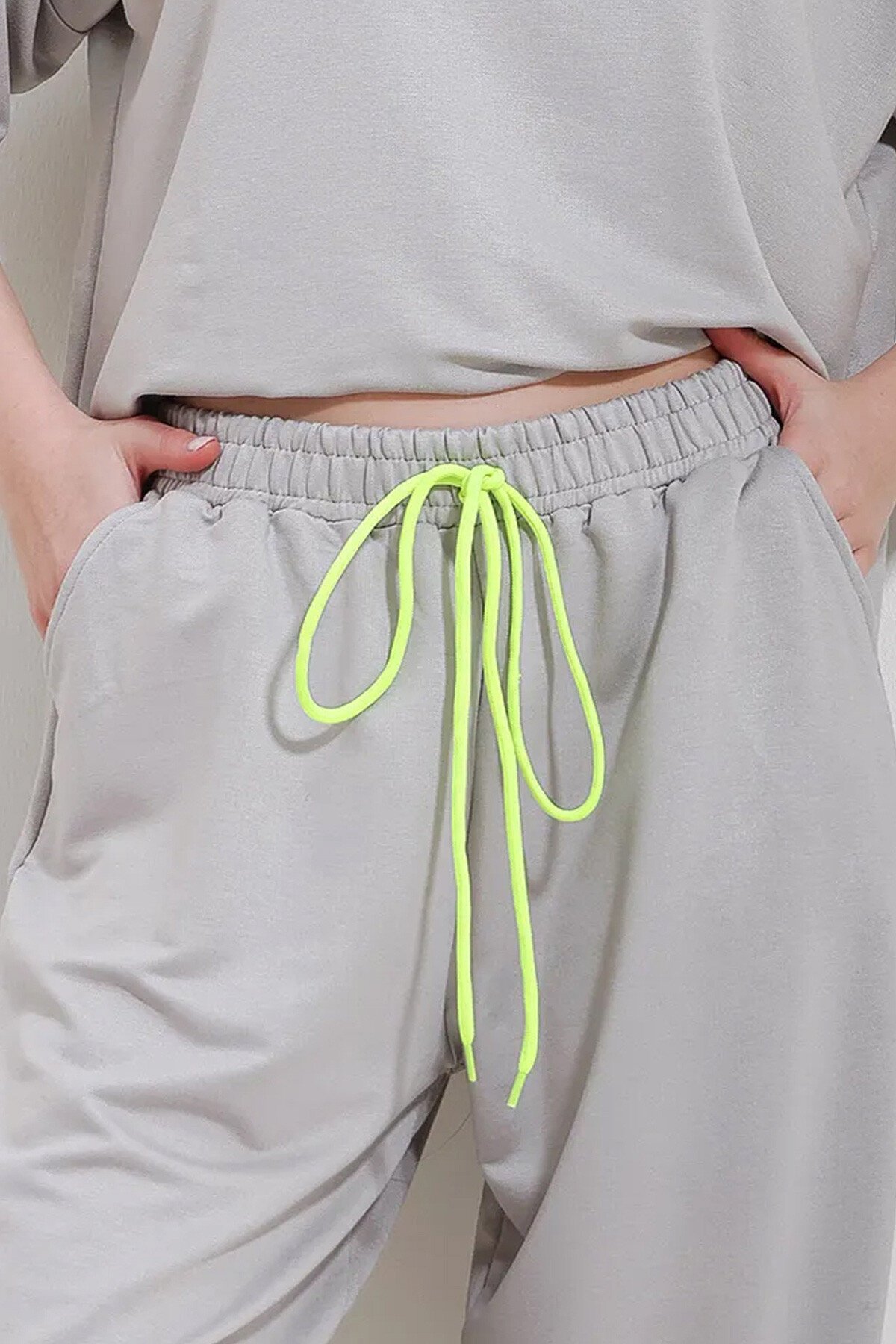 Taş Bisiklet Yaka Asimetrik Kesim Armalı Bluz Ve Pantolon Takım