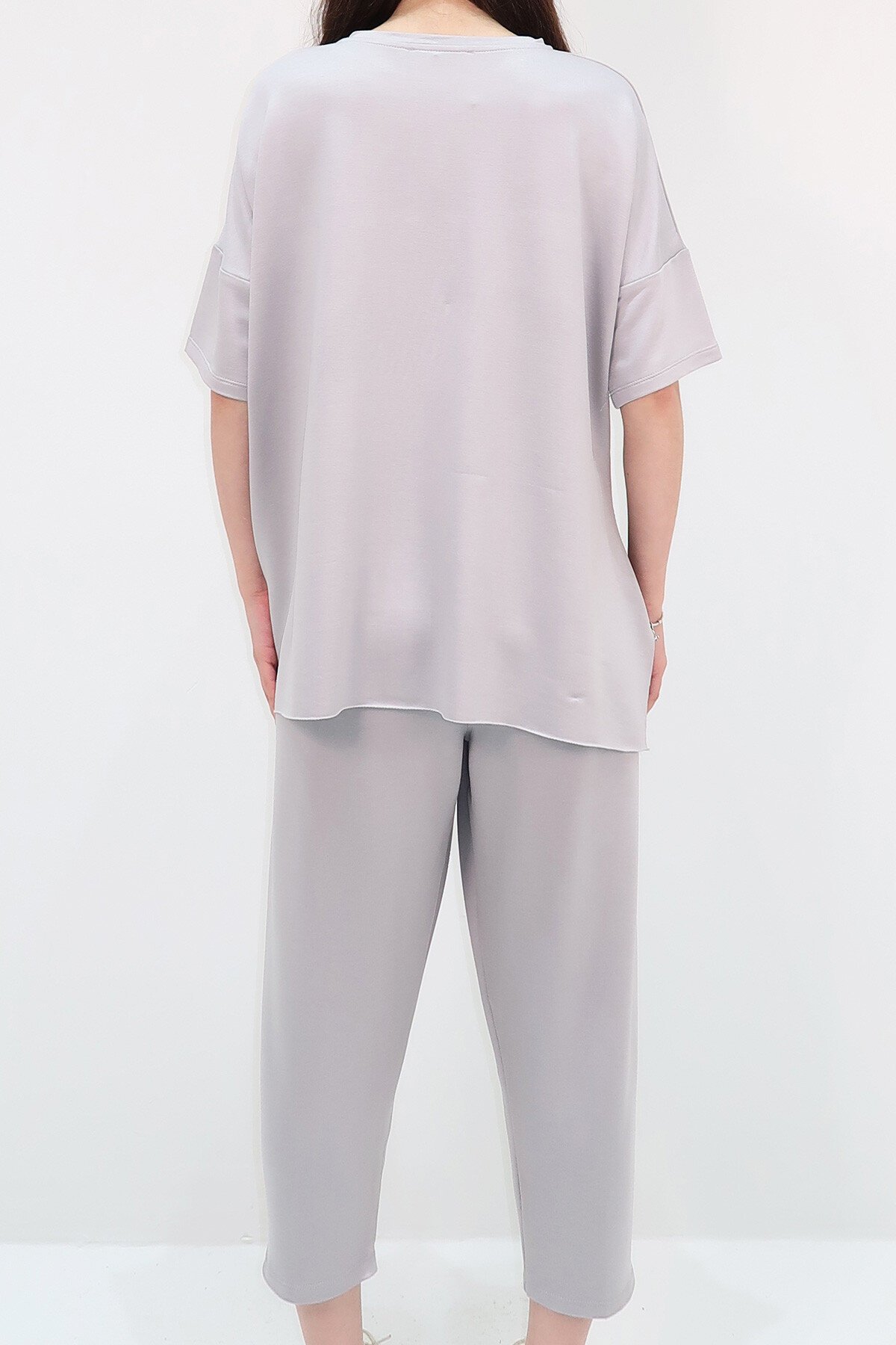 Taş Bisiklet Yaka Asimetrik Kesim Armalı Bluz Ve Pantolon Takım