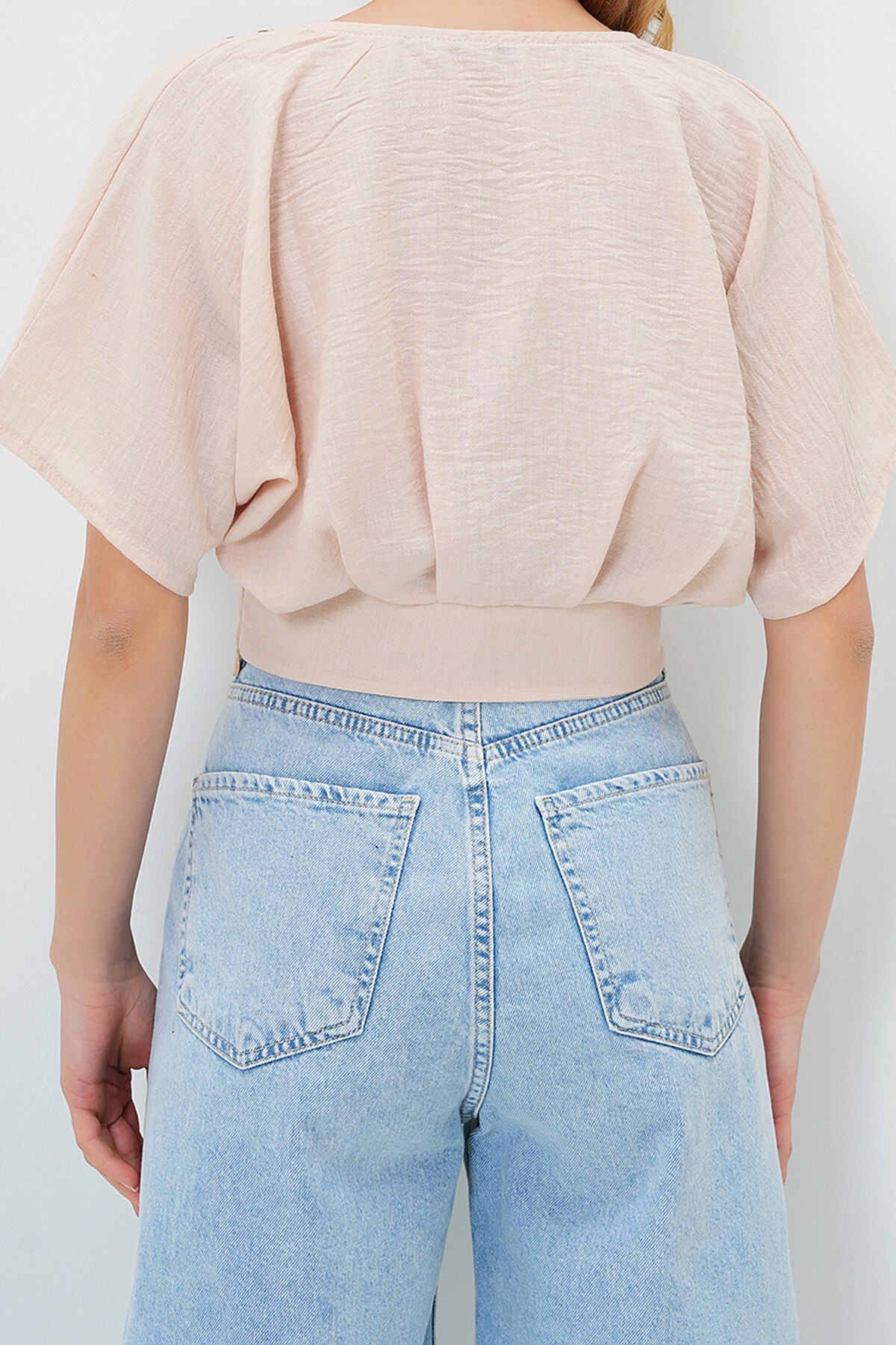 Taş V Yaka Nakış İşlemeli Dokuma Crop Bluz