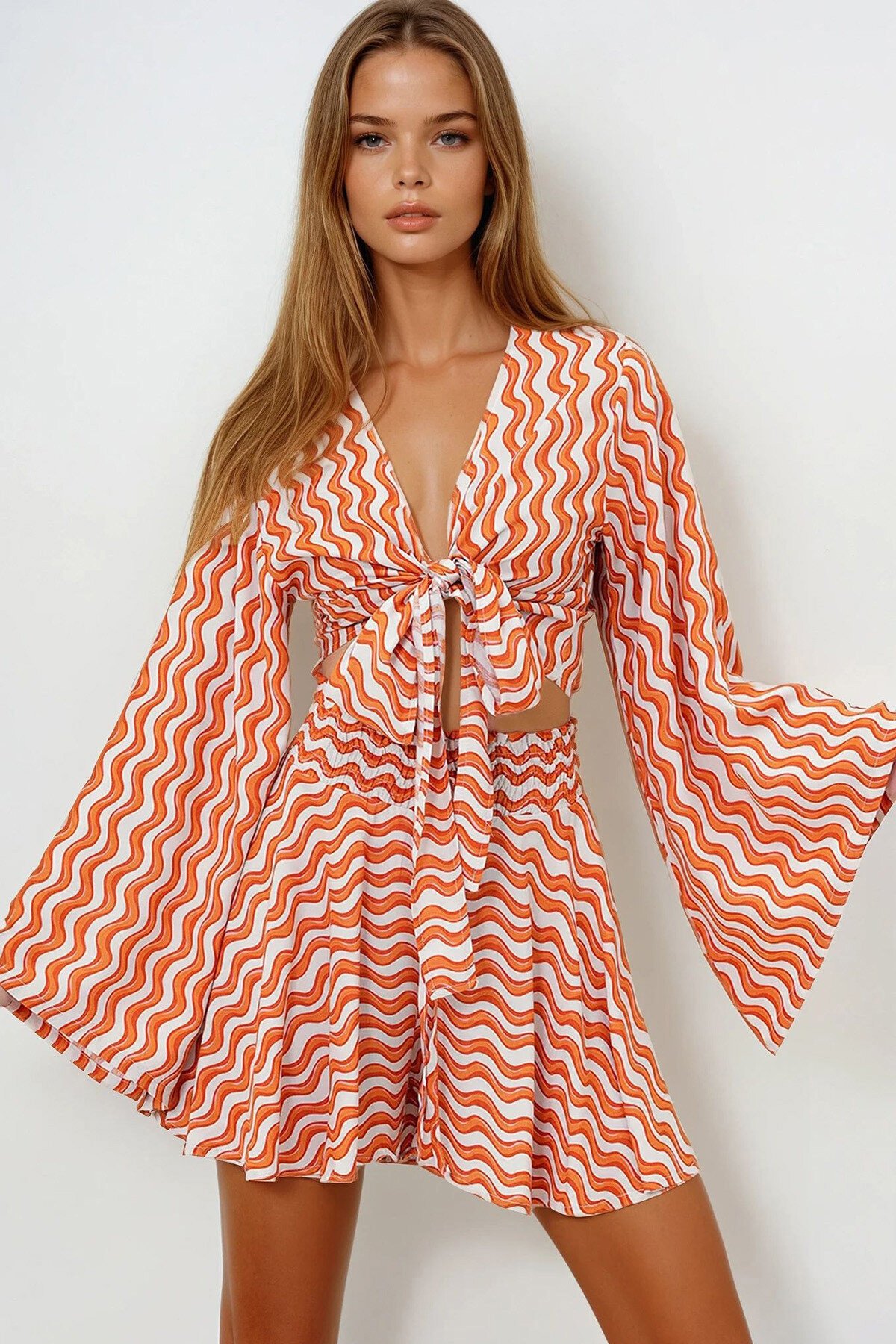 Turuncu Desenli Volan Kol Bağlamalı Dokuma Crop Bluz Ve Şort Etek Takım