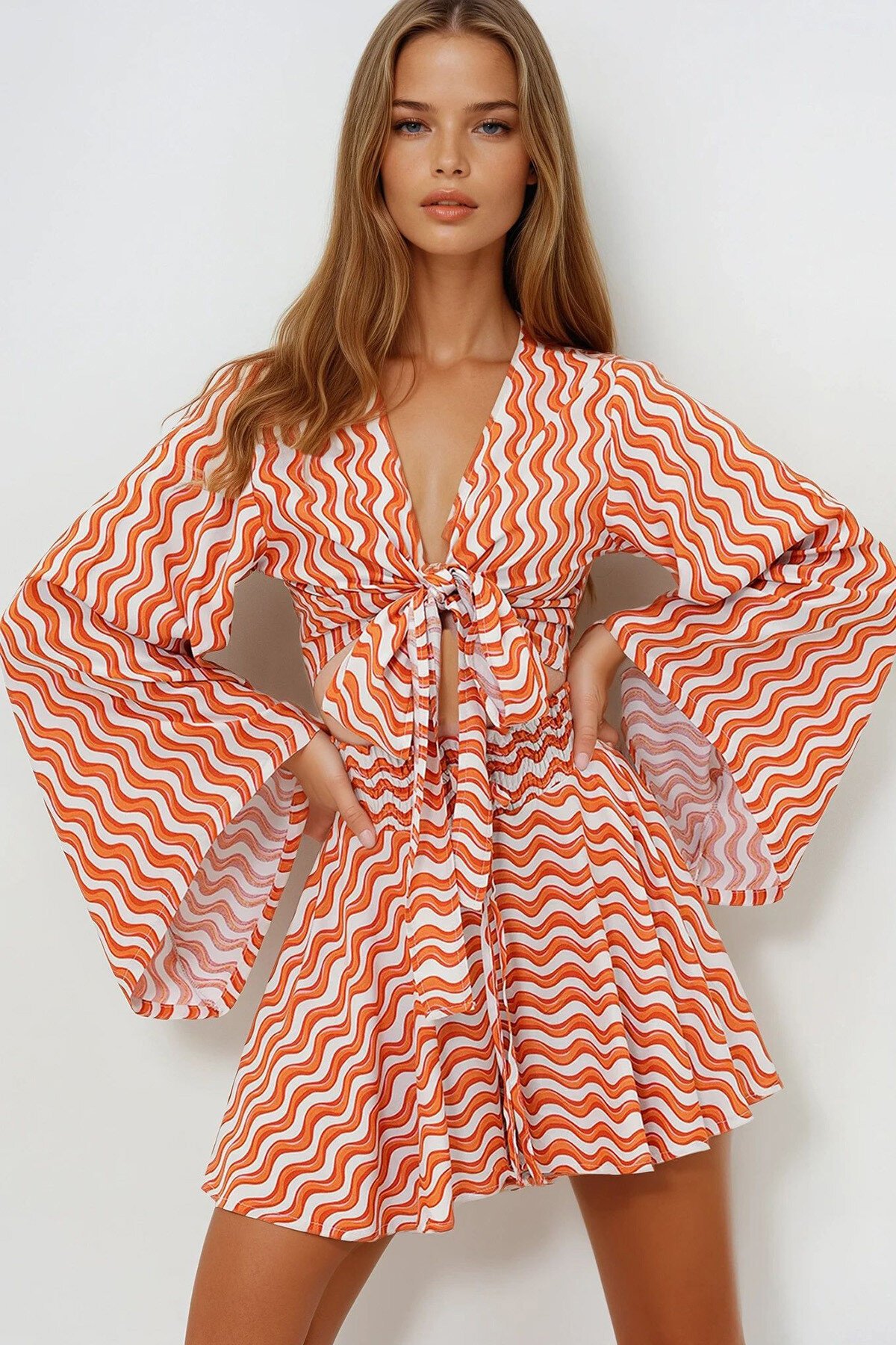 Turuncu Desenli Volan Kol Bağlamalı Dokuma Crop Bluz Ve Şort Etek Takım