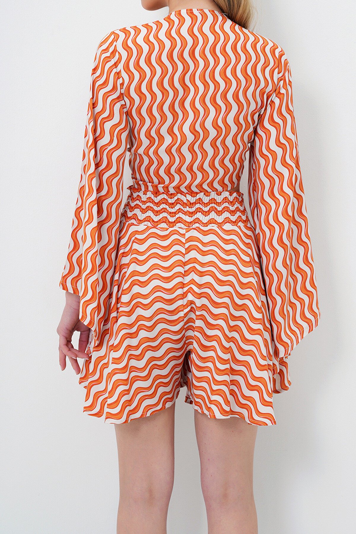 Turuncu Desenli Volan Kol Bağlamalı Dokuma Crop Bluz Ve Şort Etek Takım