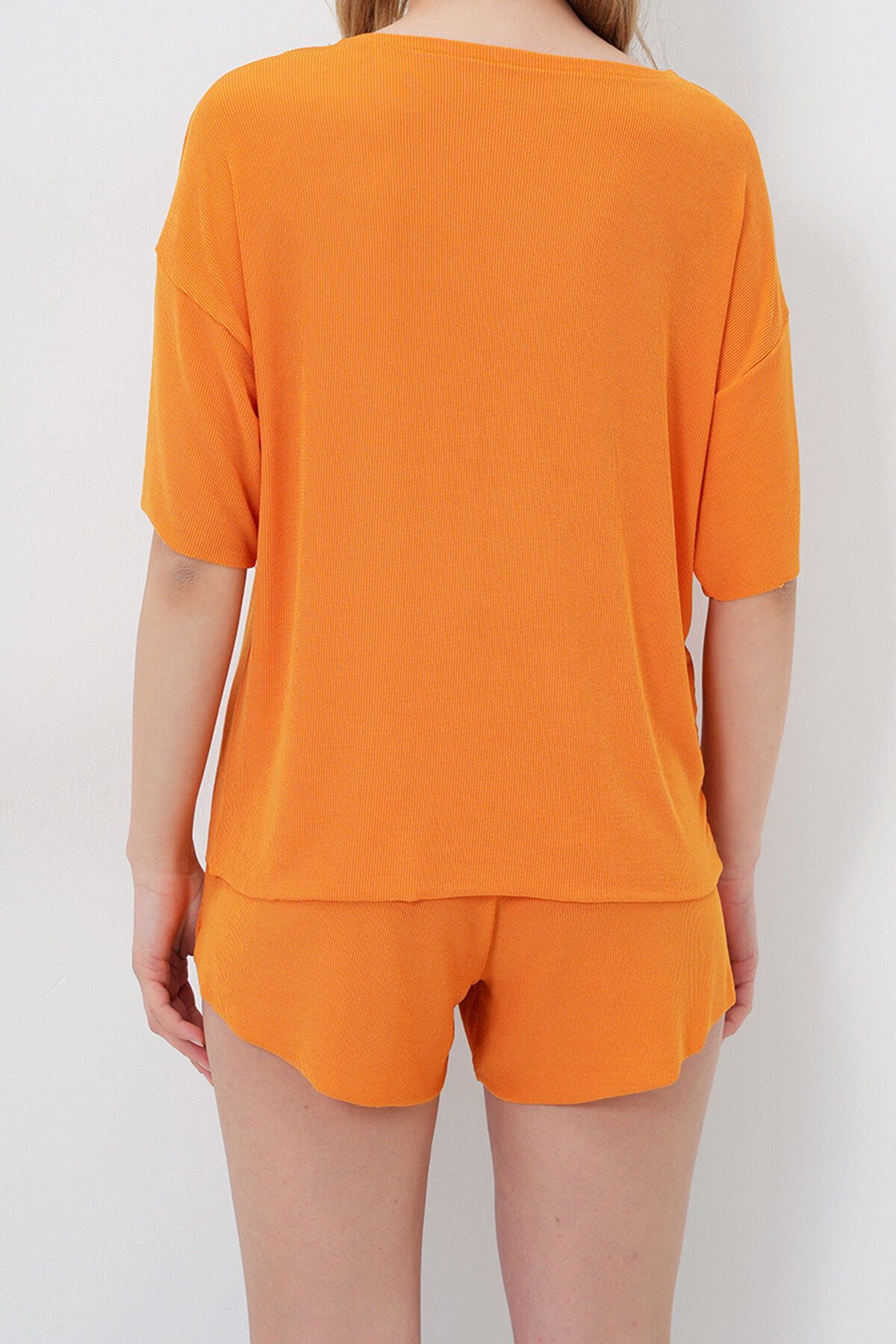 Turuncu Geniş Yaka Dokulu Basic T Shirt Ve Şortlu Alt Üst Takım
