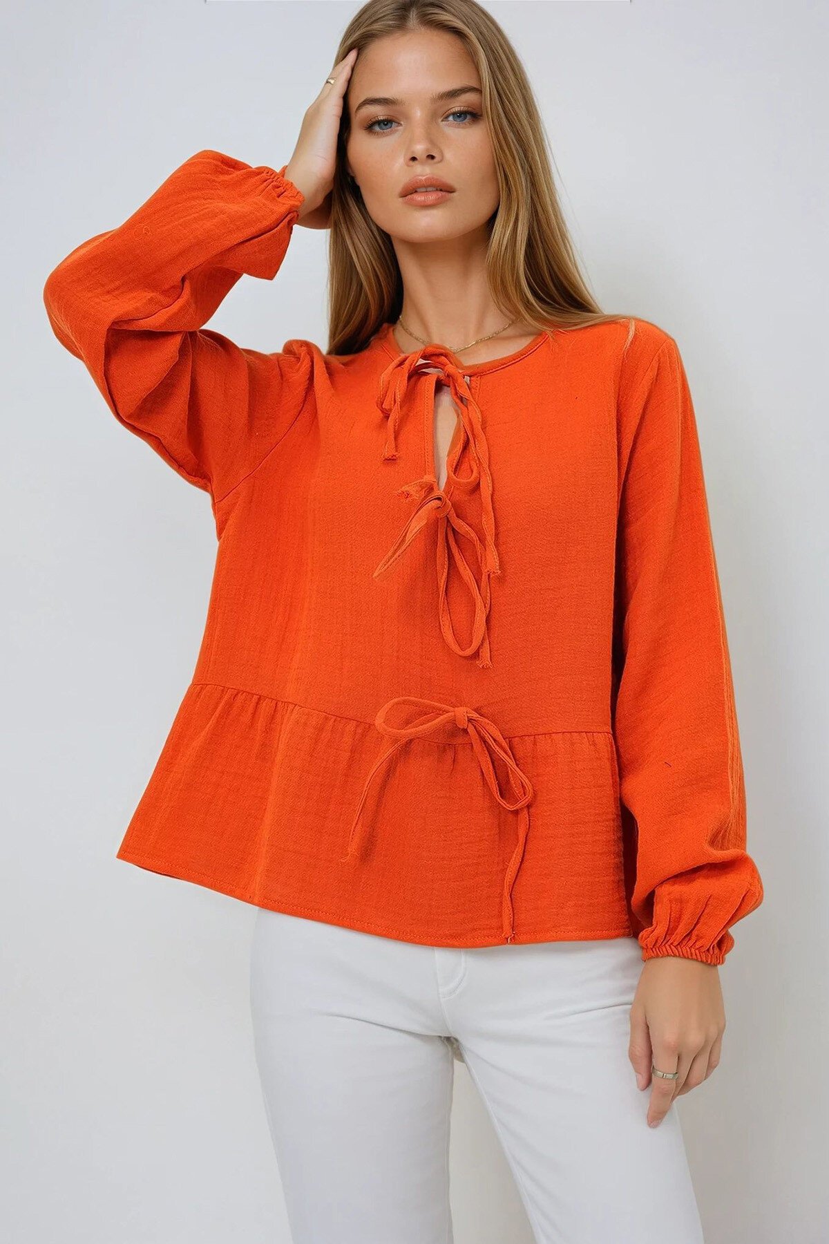 Turuncu Geniş Yaka Önden Bağlamalı Eteği Volanlı Dokuma Bluz