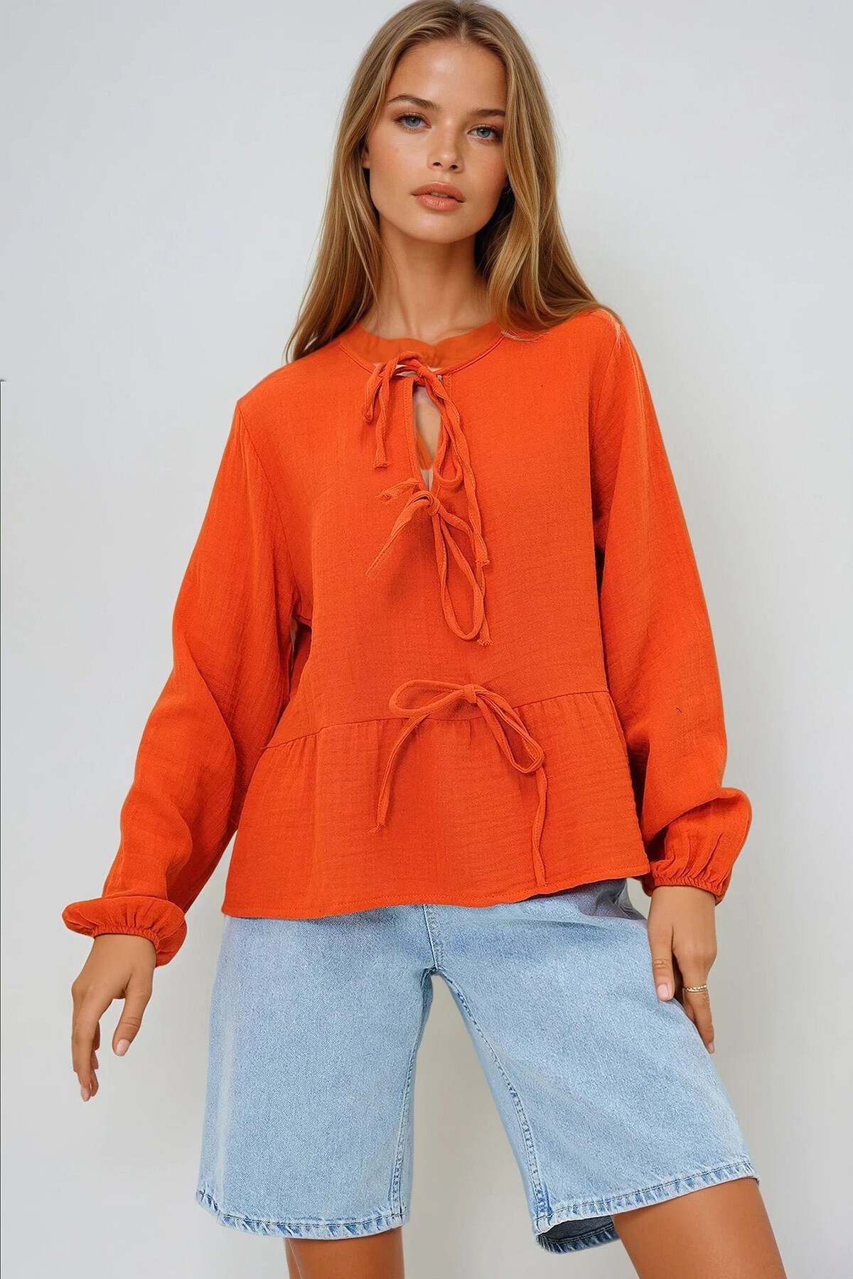 Turuncu Geniş Yaka Önden Bağlamalı Eteği Volanlı Dokuma Bluz
