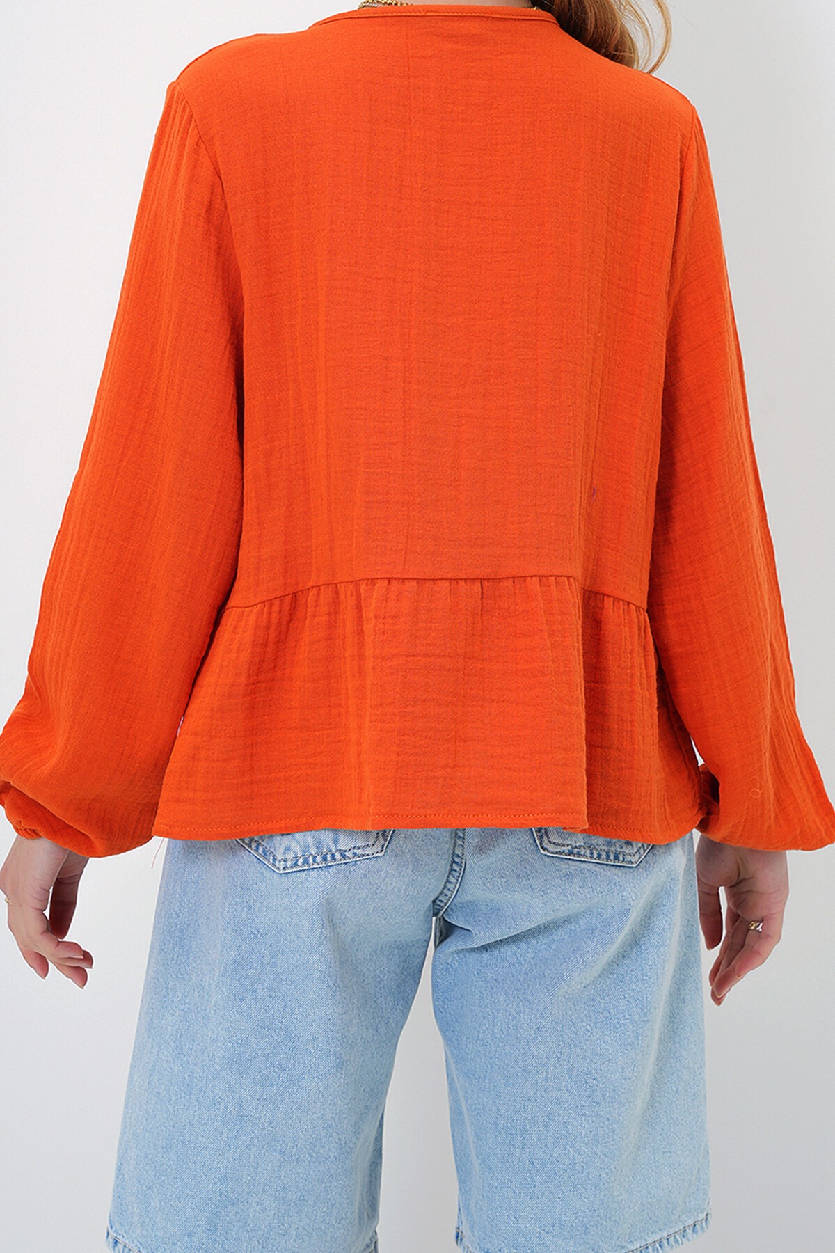 Turuncu Geniş Yaka Önden Bağlamalı Eteği Volanlı Dokuma Bluz
