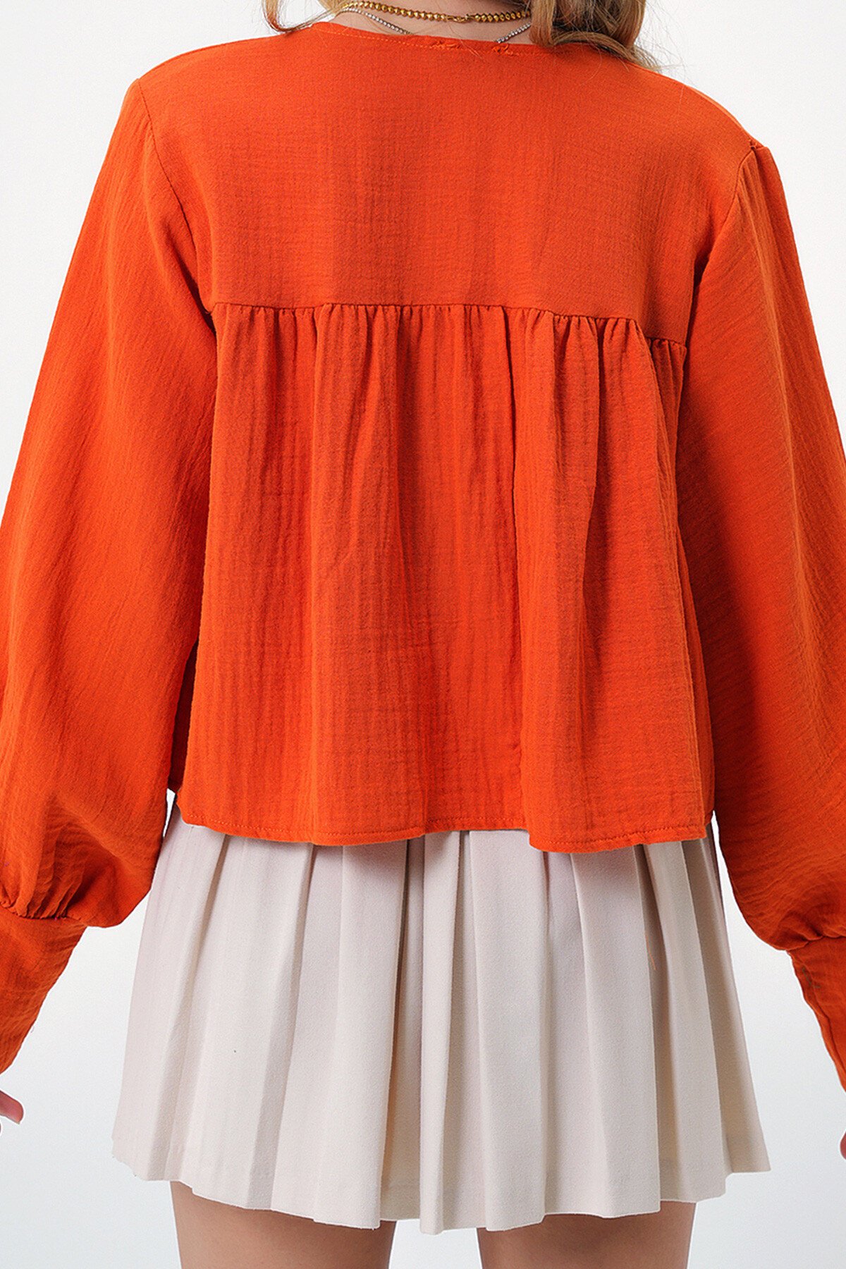Turuncu V Yaka Göğüsten Bağlamalı Büzgülü Yazlık Dokuma Bluz