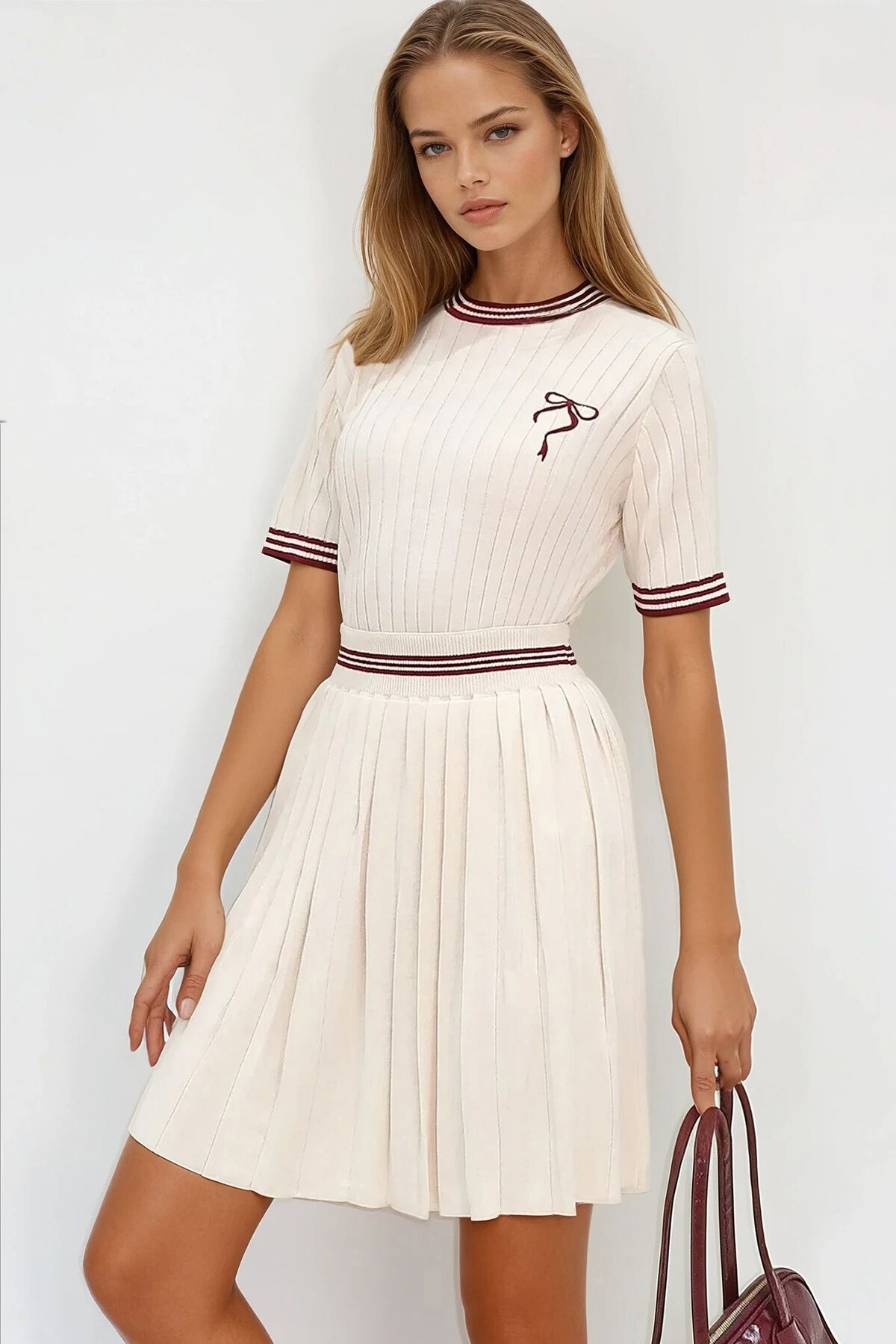 Vanilya Bisiklet Yaka Nakışlı Triko Vluz Ve Mini Etek Takım