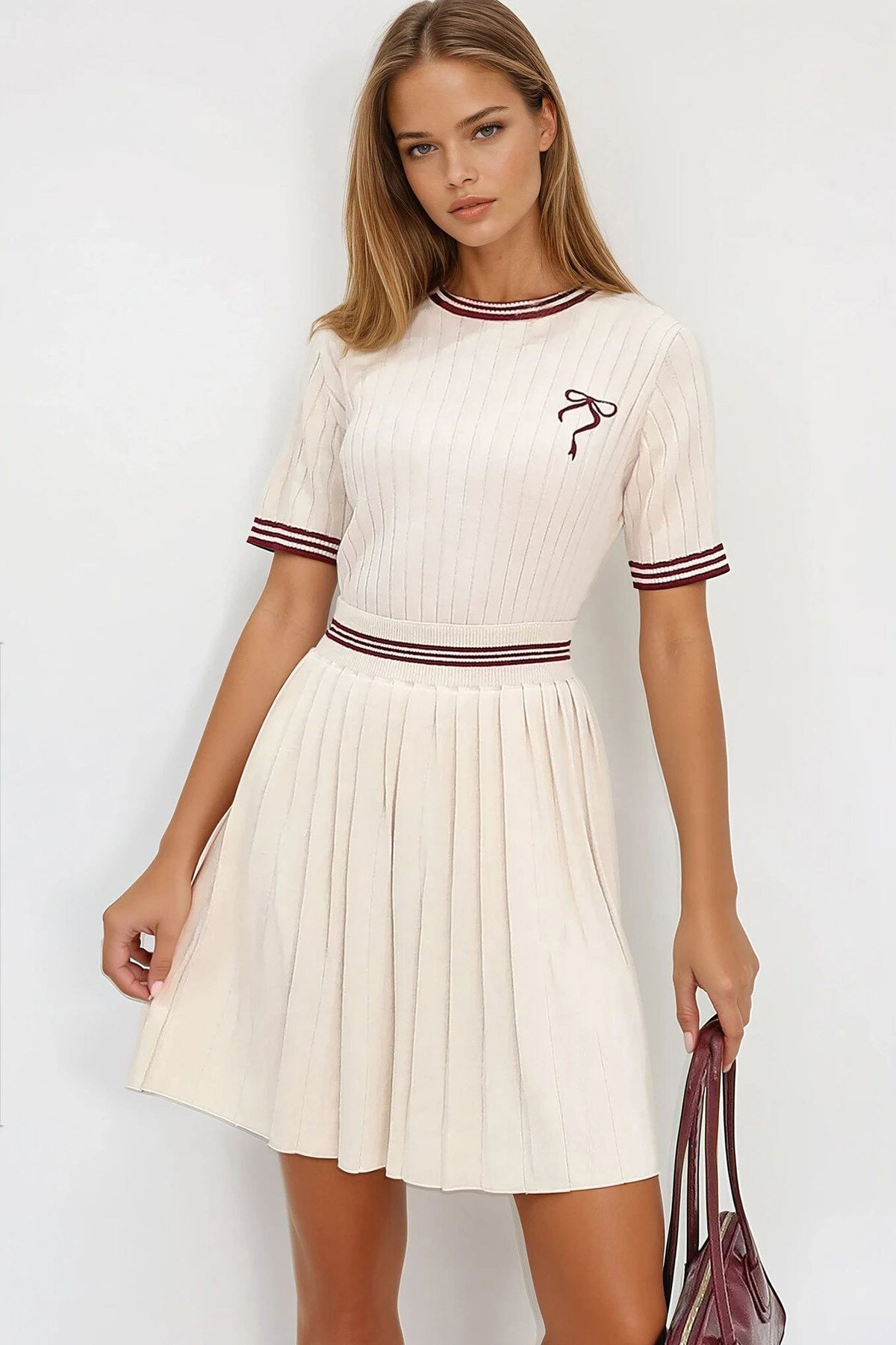 Vanilya Bisiklet Yaka Nakışlı Triko Vluz Ve Mini Etek Takım