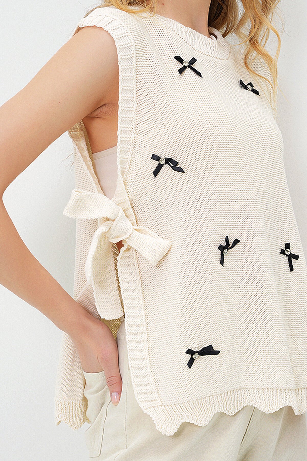 Vanilya Fiyonk Detaylı Yanları Bağcıklı Süveter
