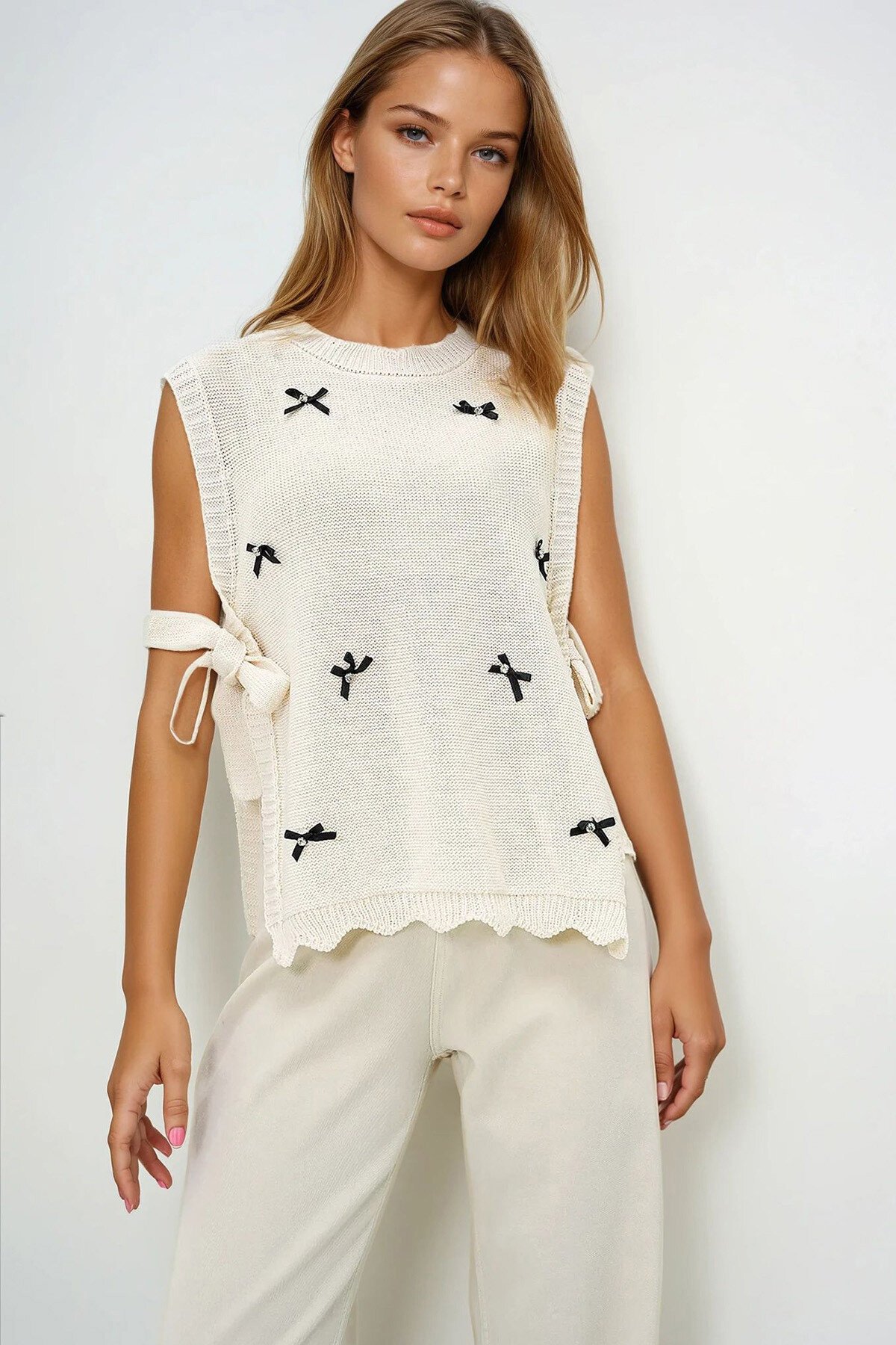 Vanilya Fiyonk Detaylı Yanları Bağcıklı Süveter