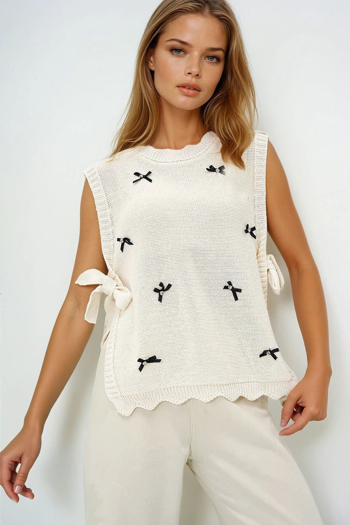 Vanilya Fiyonk Detaylı Yanları Bağcıklı Süveter