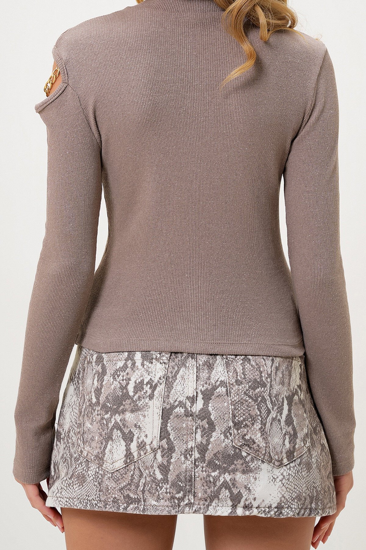 Vizon Yarım Balıkçı Yaka Cut Out Ve Aksesuar Detaylı Kaşkorse Bluz