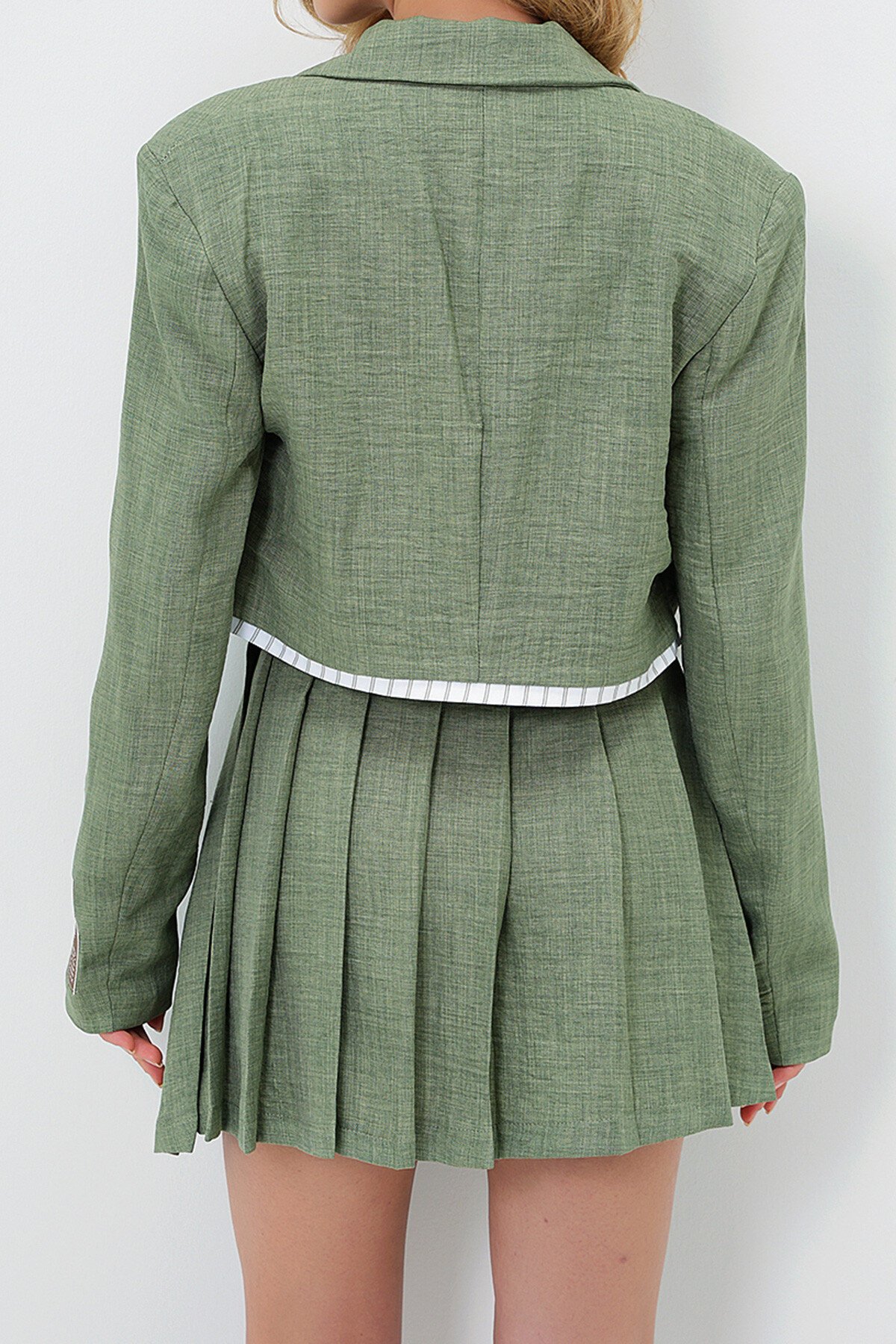 Yeşil Astarlı Tek Düğme Crop Ceket Ve Pileli Şort Etek Takım