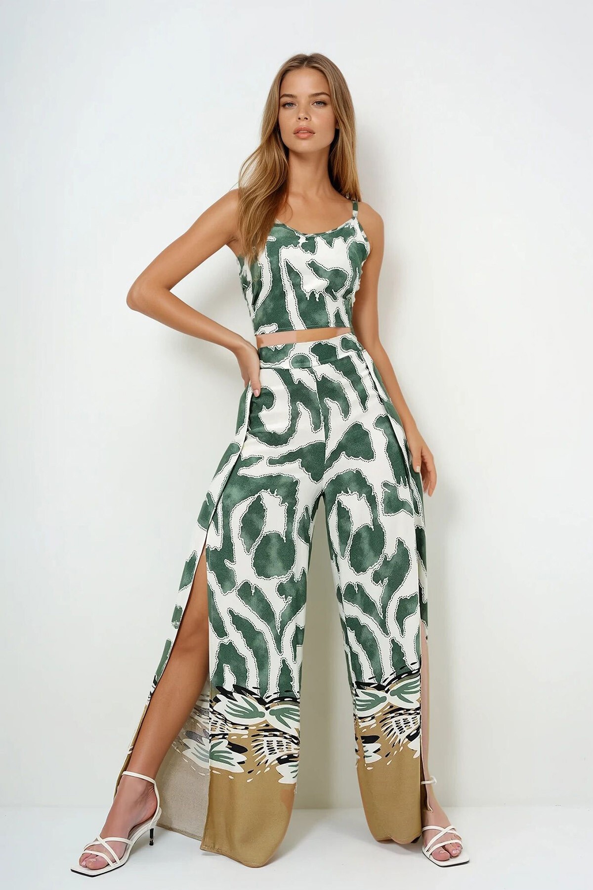 Yeşil Desenli Askılı Dokuma Bluz Ve Yırtmaçlı Palazzo Pantolon Takım