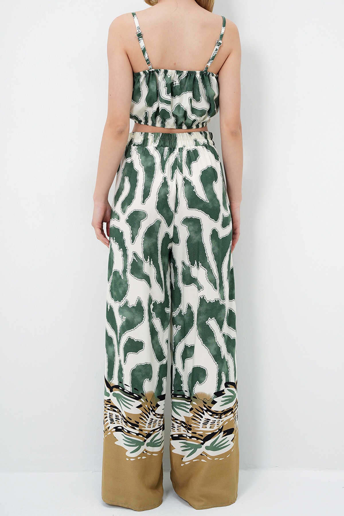 Yeşil Desenli Askılı Dokuma Bluz Ve Yırtmaçlı Palazzo Pantolon Takım