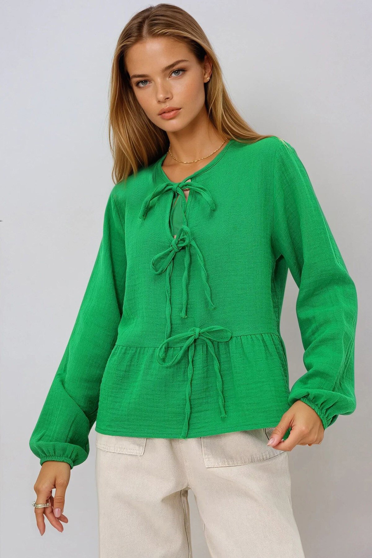 Yeşil Geniş Yaka Önden Bağlamalı Eteği Volanlı Dokuma Bluz