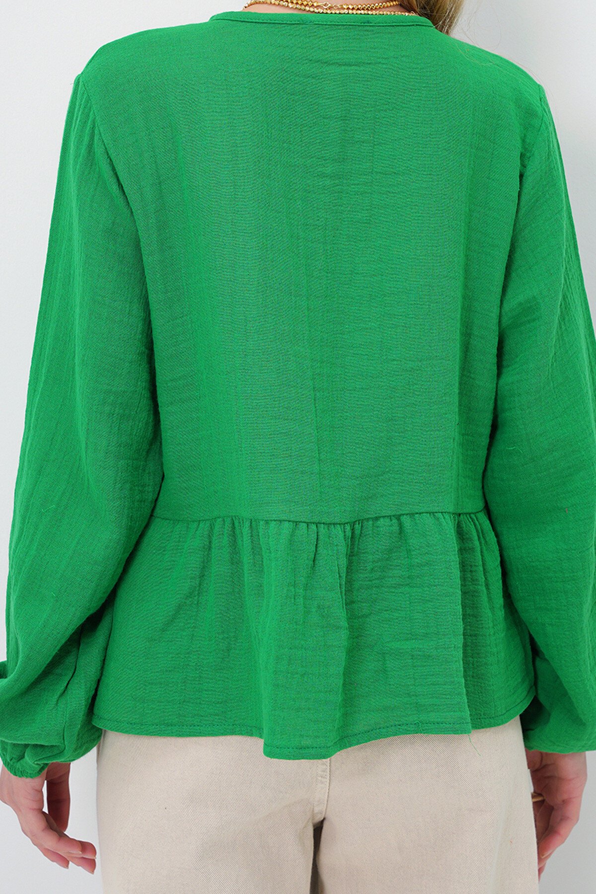 Yeşil Geniş Yaka Önden Bağlamalı Eteği Volanlı Dokuma Bluz