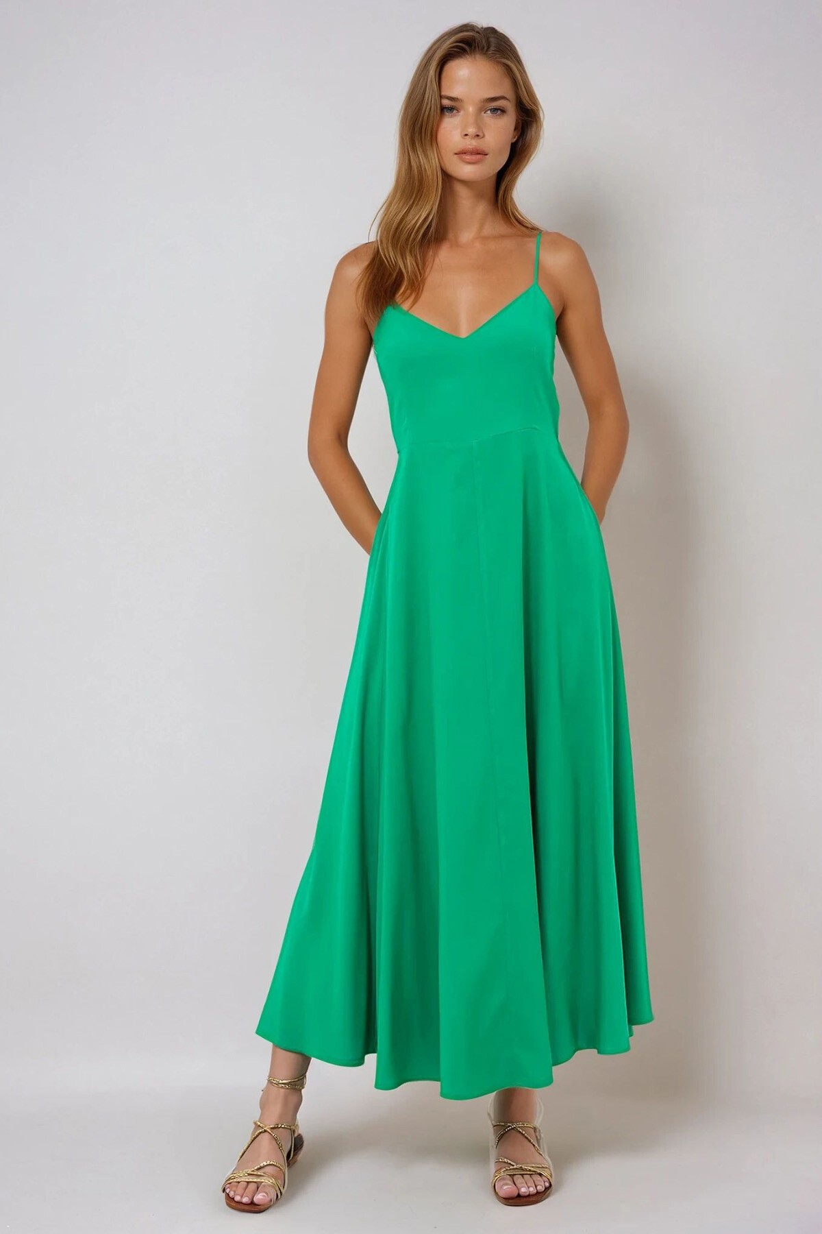 Yeşil İp Askılı Sırtı Bağlama Detaylı Maxi Boy Yazlık Elbise