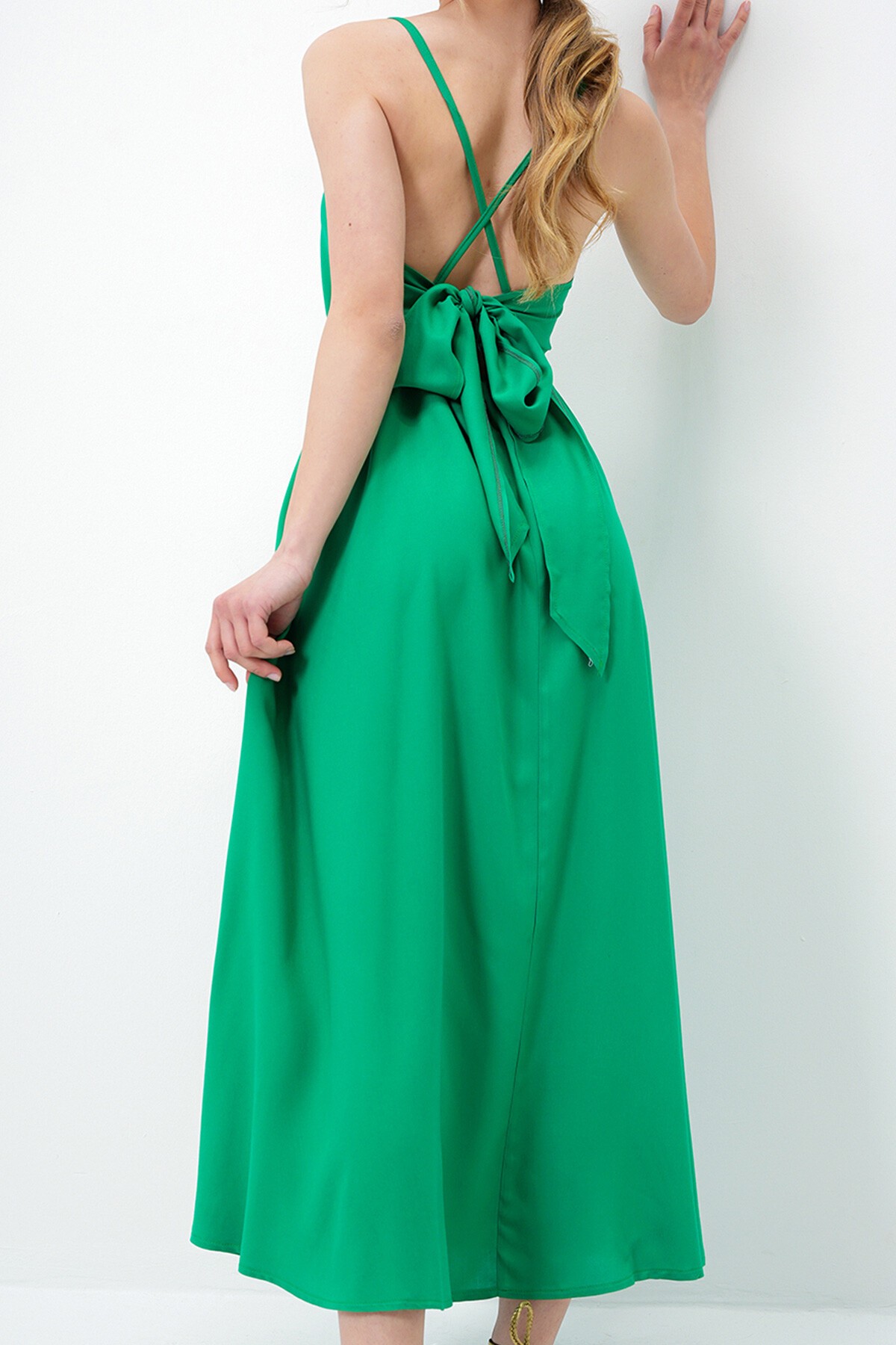 Yeşil İp Askılı Sırtı Bağlama Detaylı Maxi Boy Yazlık Elbise