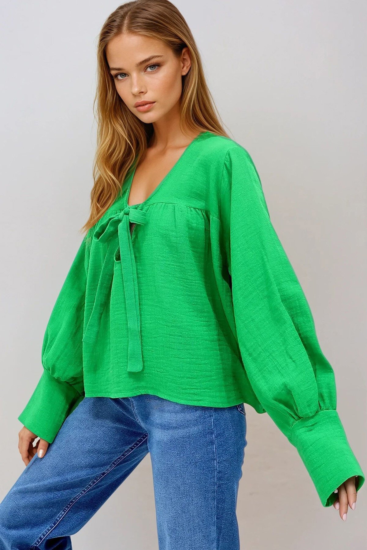 Yeşil V Yaka Göğüsten Bağlamalı Büzgülü Yazlık Dokuma Bluz
