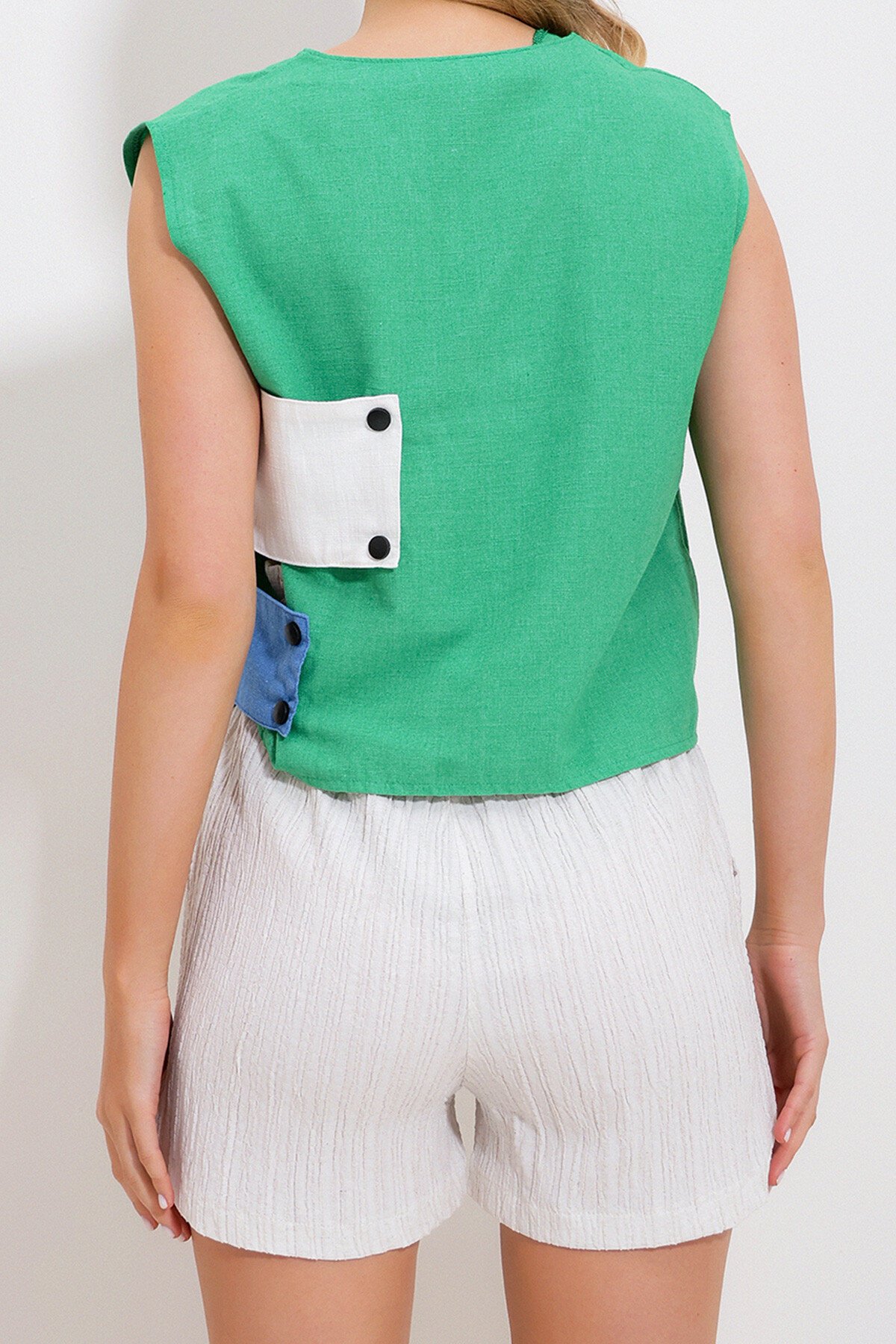 Yeşil V Yaka Kolsuz Tasarım Dokuma Bluz