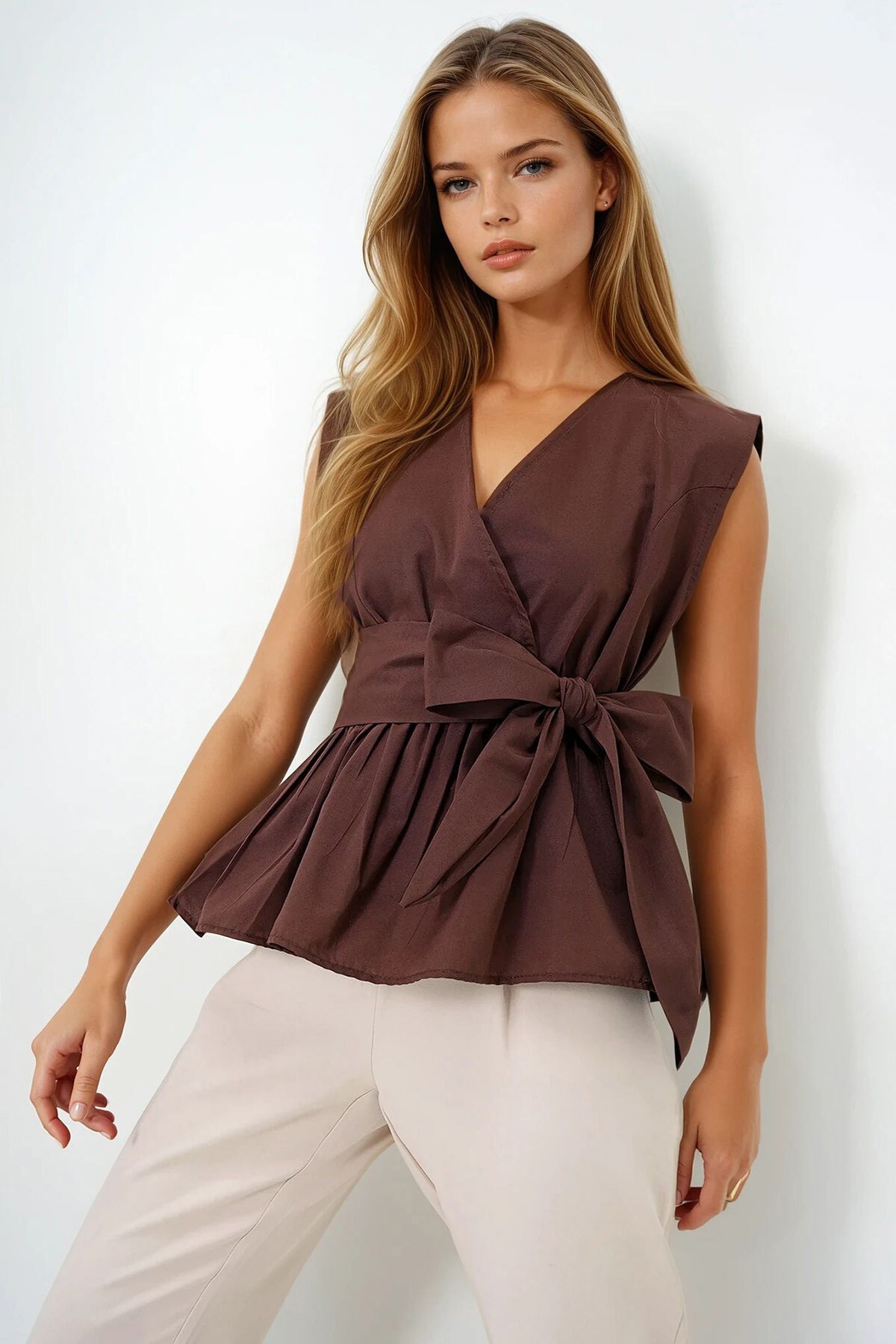 Acı Kahve Kruvaze Yaka Eteği Volanlı Kendinden Kuşaklı Yazlık Poplin Bluz