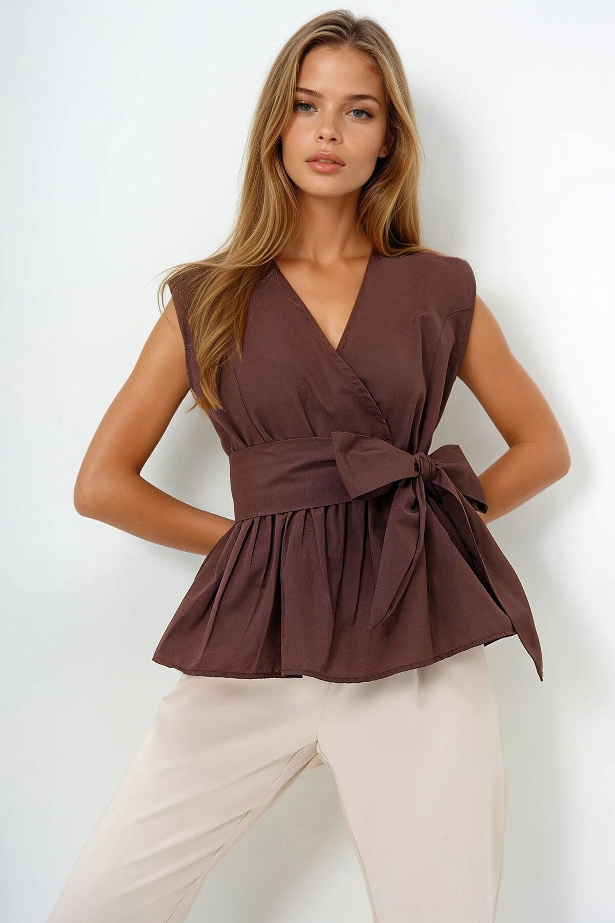 Acı Kahve Kruvaze Yaka Eteği Volanlı Kendinden Kuşaklı Yazlık Poplin Bluz