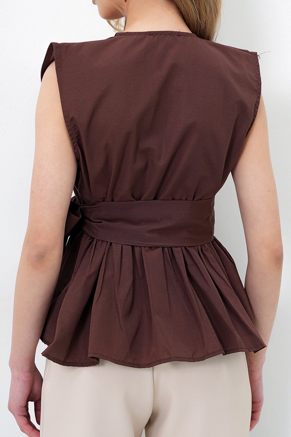 Acı Kahve Kruvaze Yaka Eteği Volanlı Kendinden Kuşaklı Yazlık Poplin Bluz