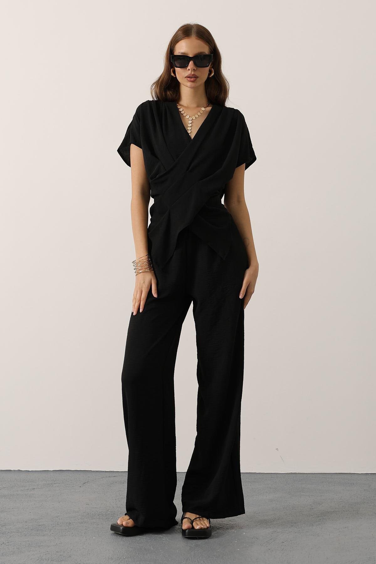 Siyah Asimetrik Kesim Bluz Ve Beli Lastikli Pantolon Takım