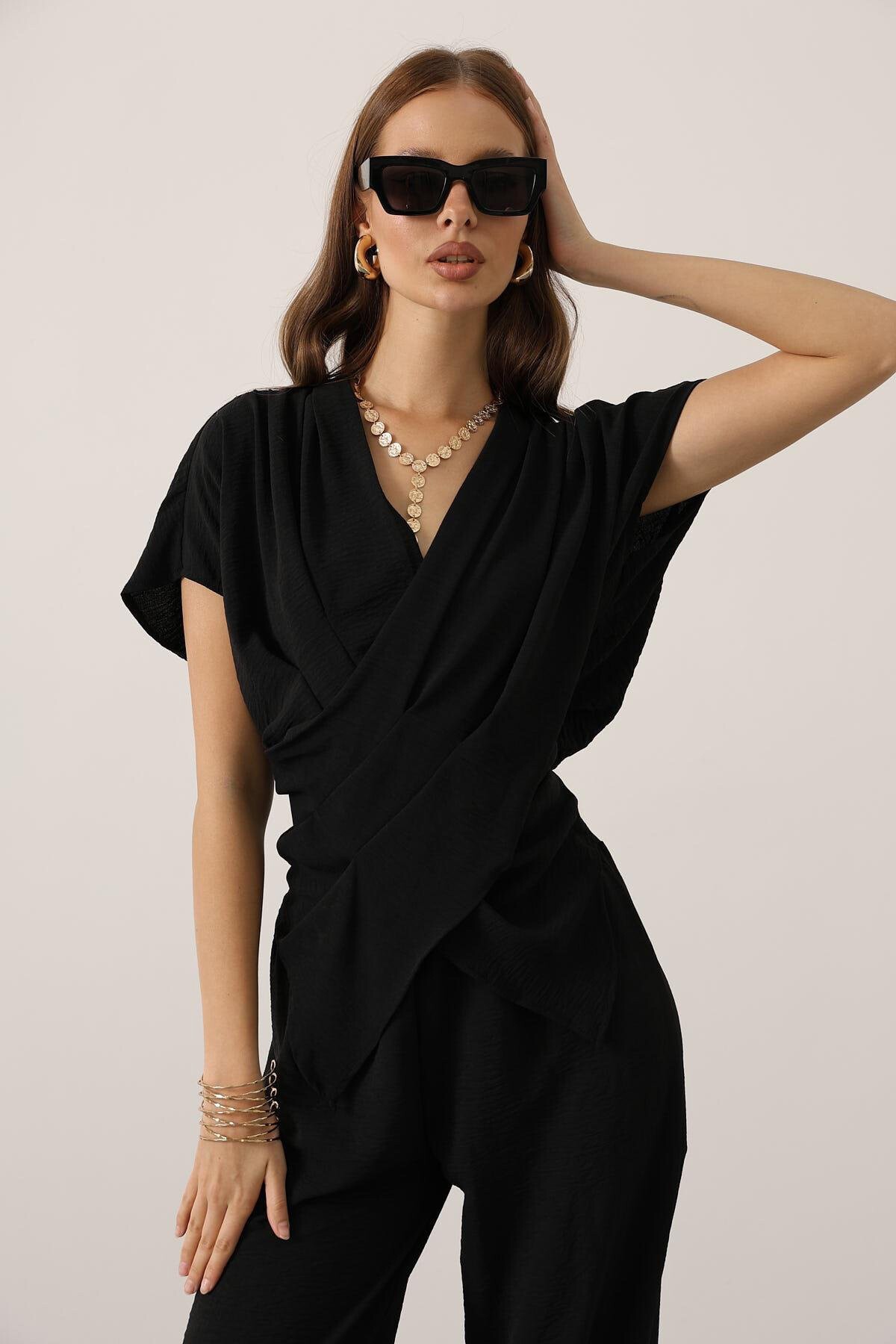 Siyah Asimetrik Kesim Bluz Ve Beli Lastikli Pantolon Takım