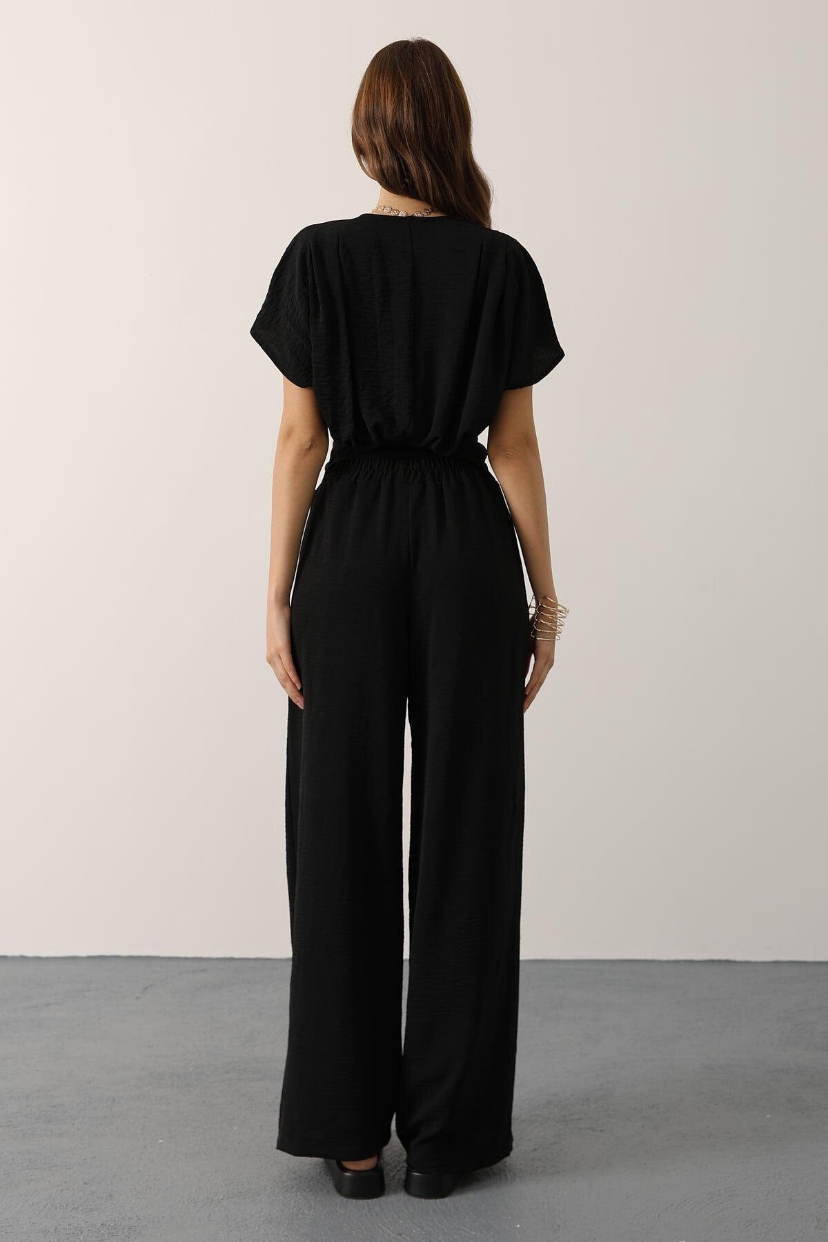 Siyah Asimetrik Kesim Bluz Ve Beli Lastikli Pantolon Takım