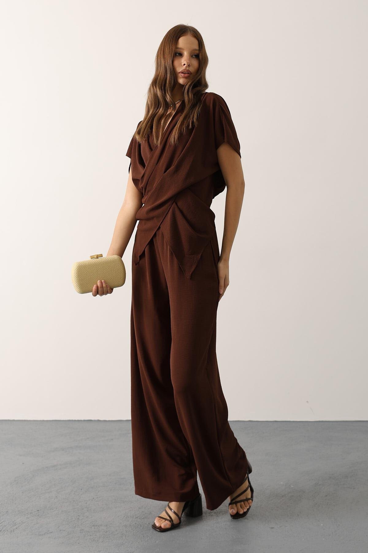 Kahve Asimetrik Kesim Bluz Ve Beli Lastikli Pantolon Takım