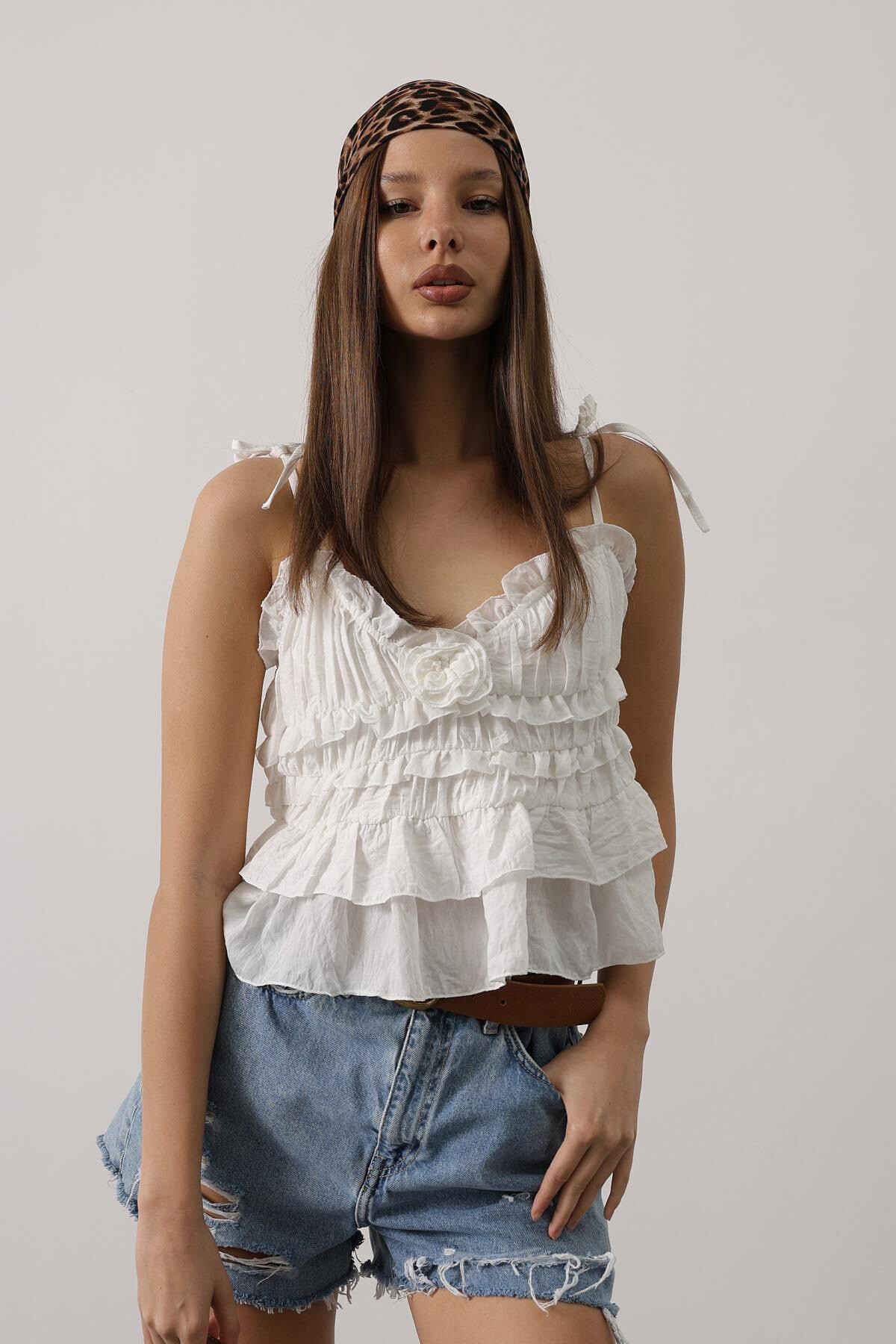 Beyaz Öpücük Yaka Askılı Fırfırlı Bluz