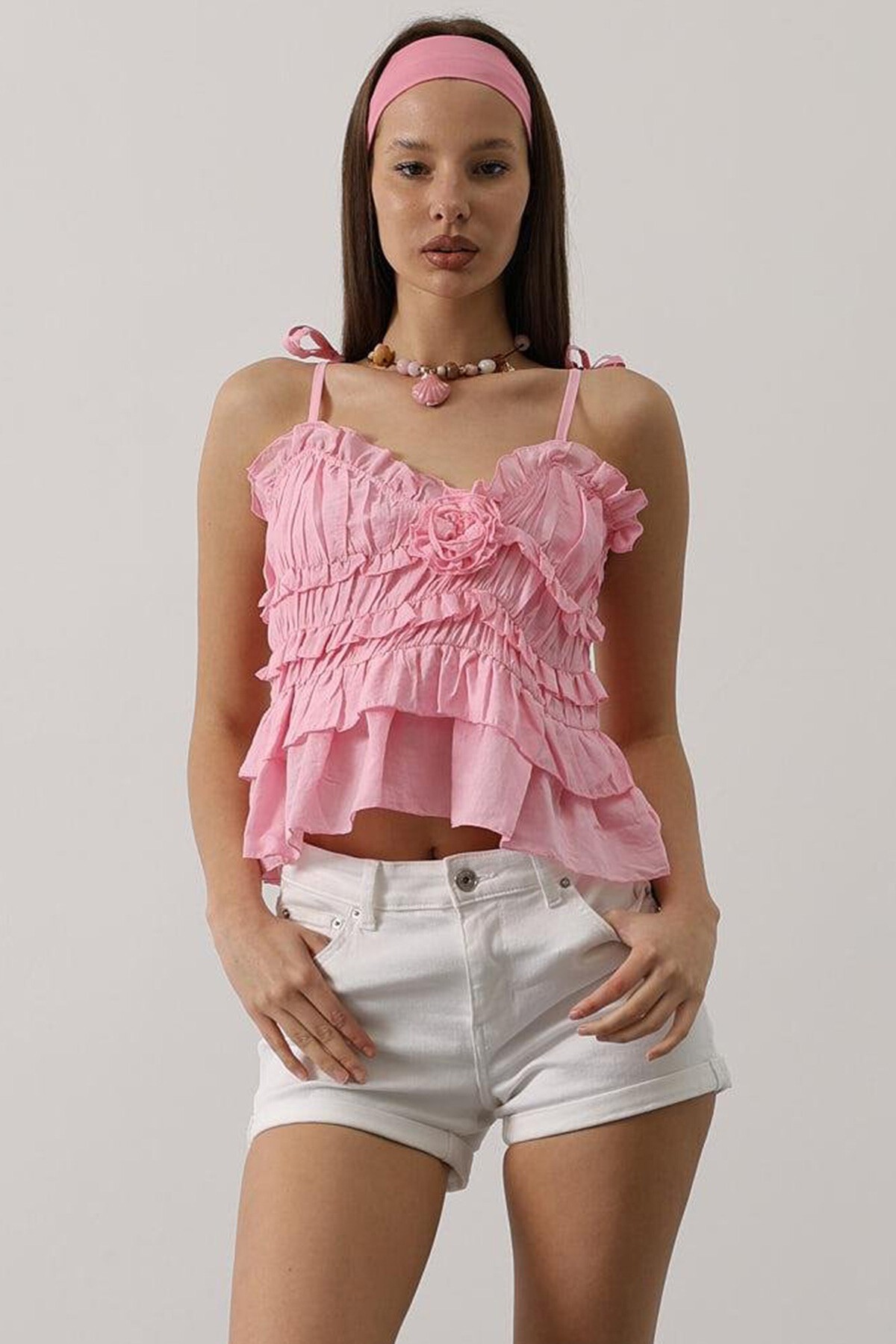Pembe Öpücük Yaka Askılı Fırfırlı Bluz