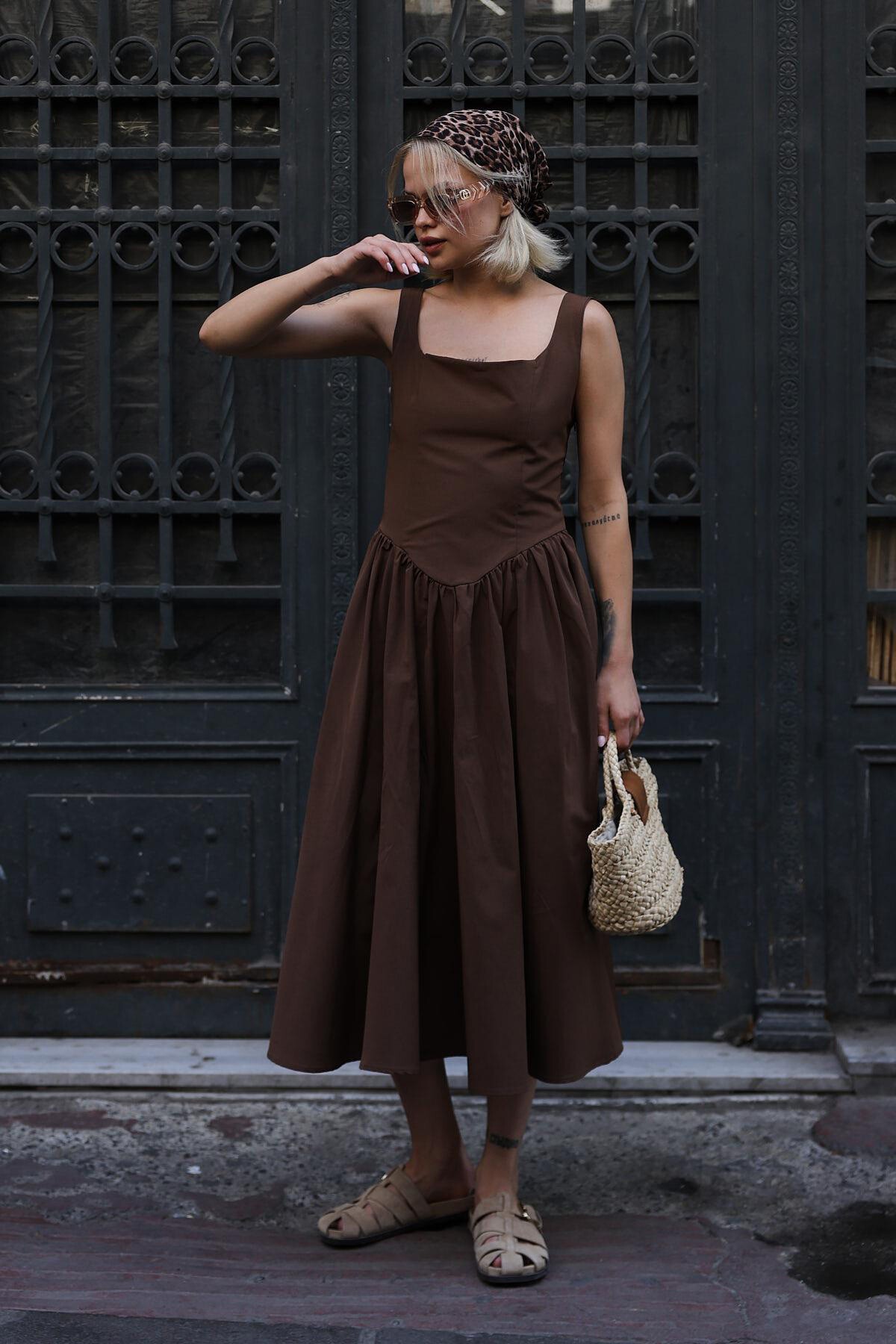 Kahve Askılı Eteği Pileli Maxi Boy Elbise