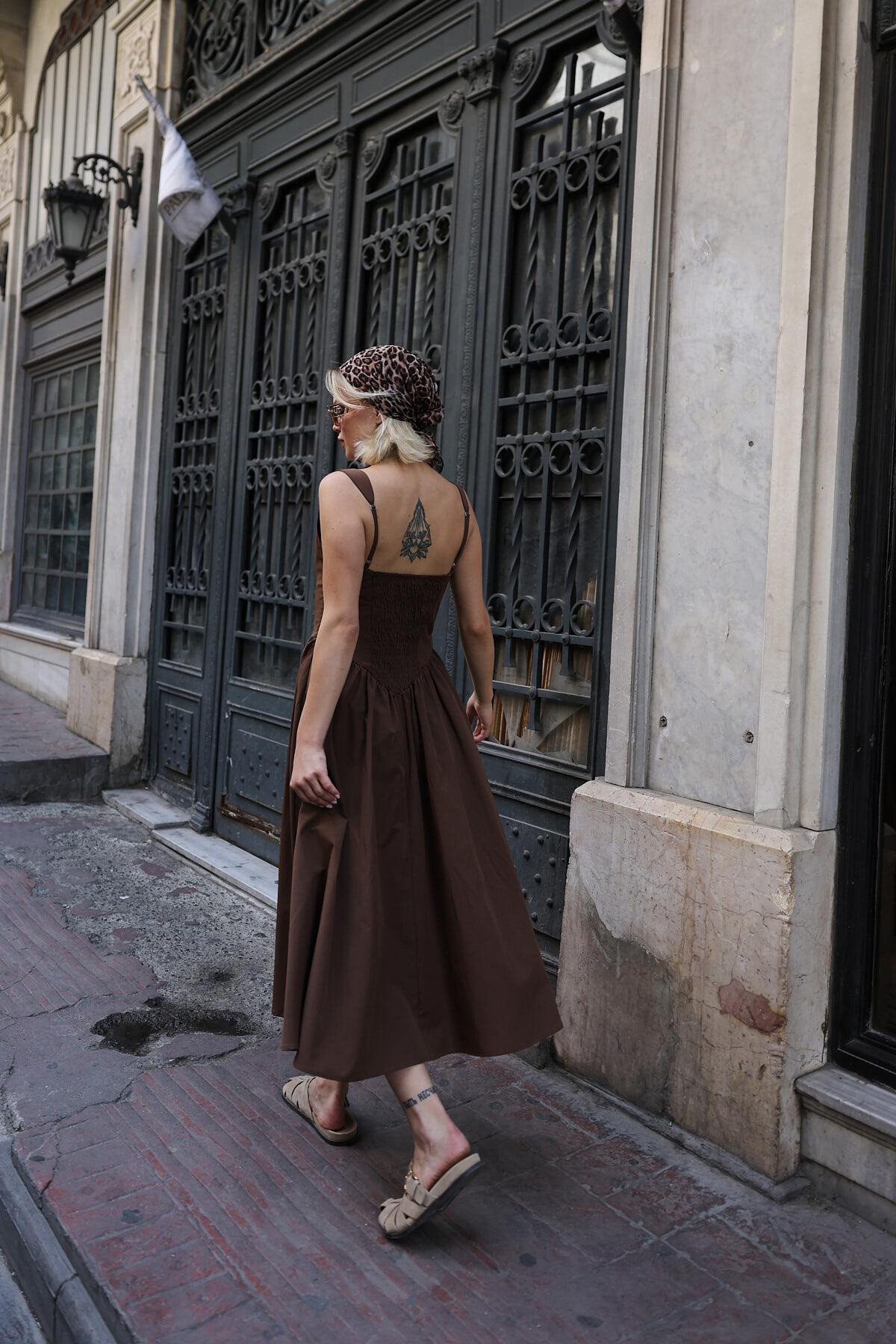 Kahve Askılı Eteği Pileli Maxi Boy Elbise