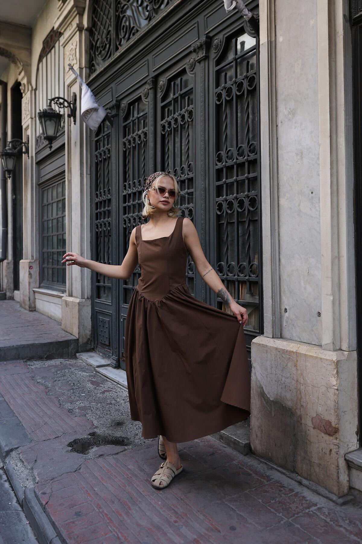 Kahve Askılı Eteği Pileli Maxi Boy Elbise