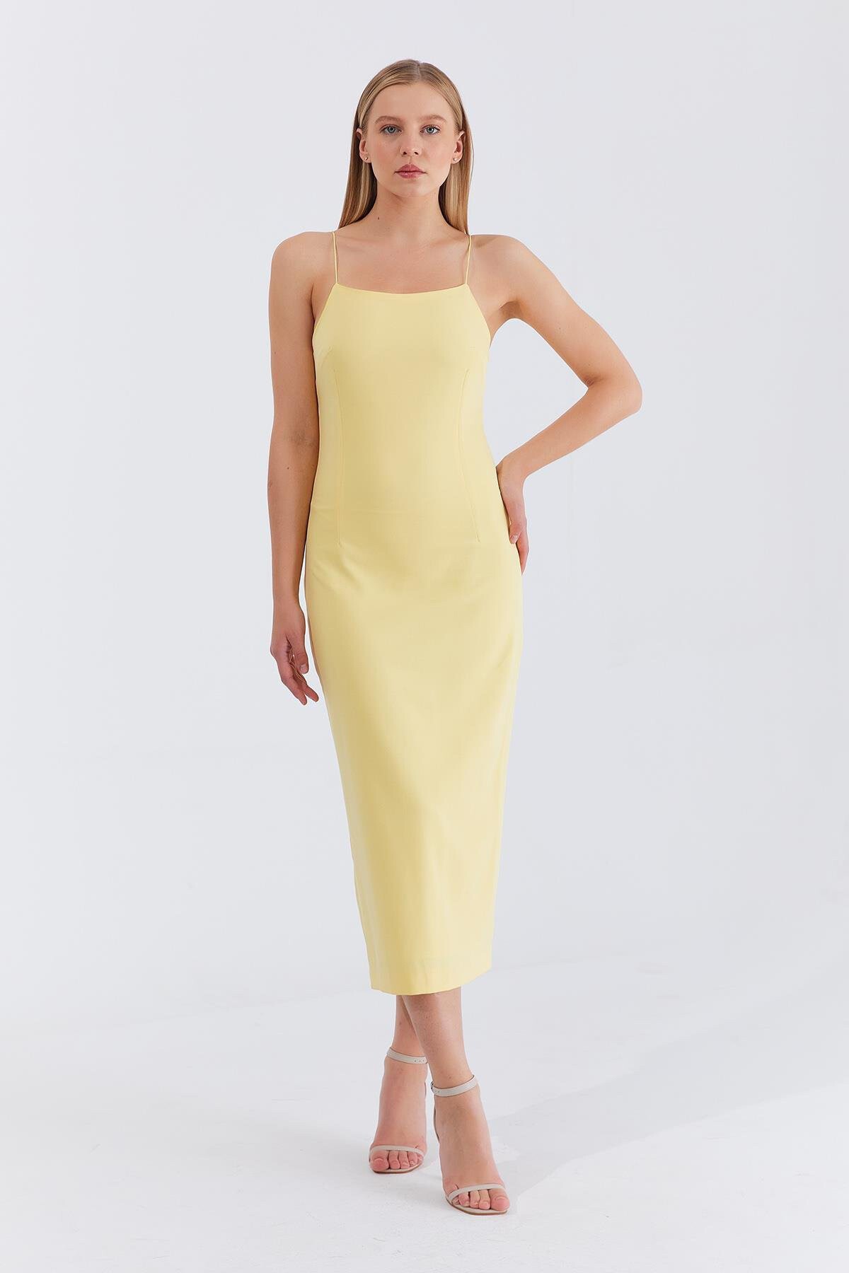 Sarı Askılı Bağlama Detaylı Desenli Midi Boy Elbise