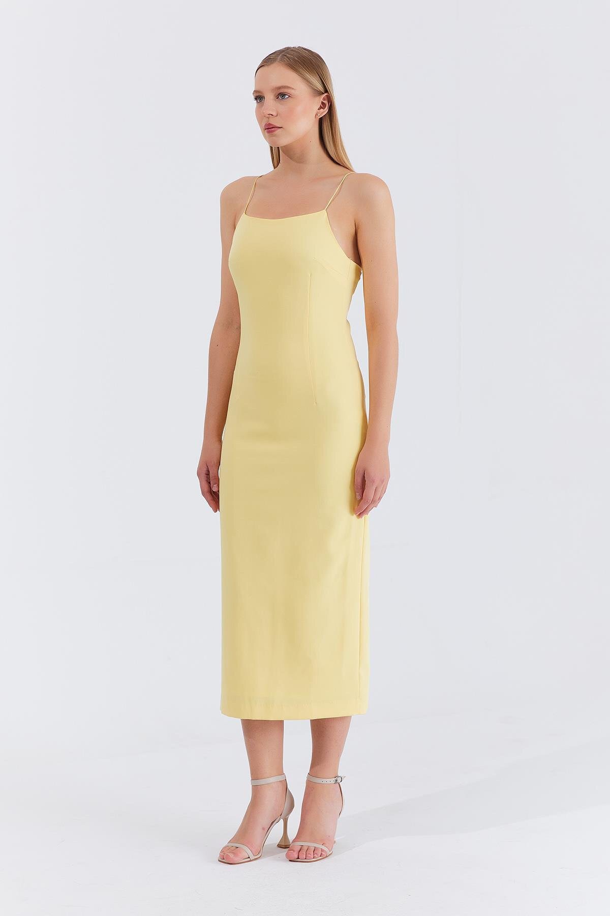 Sarı Askılı Bağlama Detaylı Desenli Midi Boy Elbise