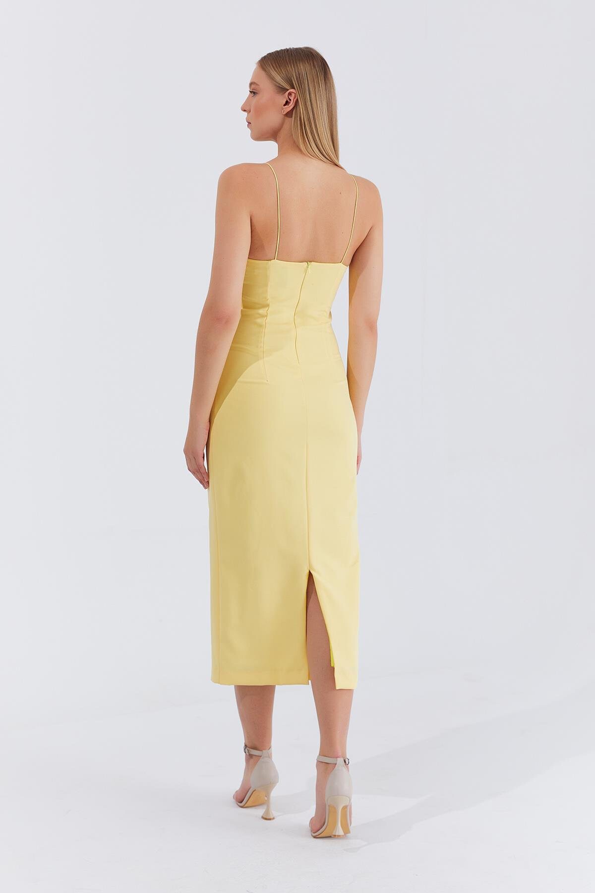 Sarı Askılı Bağlama Detaylı Desenli Midi Boy Elbise