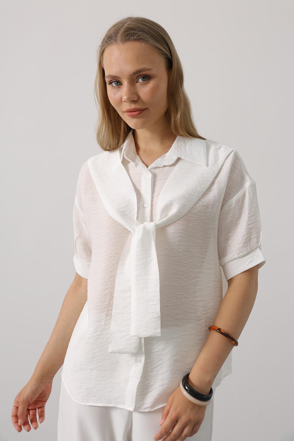 Beyaz Atkı Detaylı Yarım Kol Gömlek