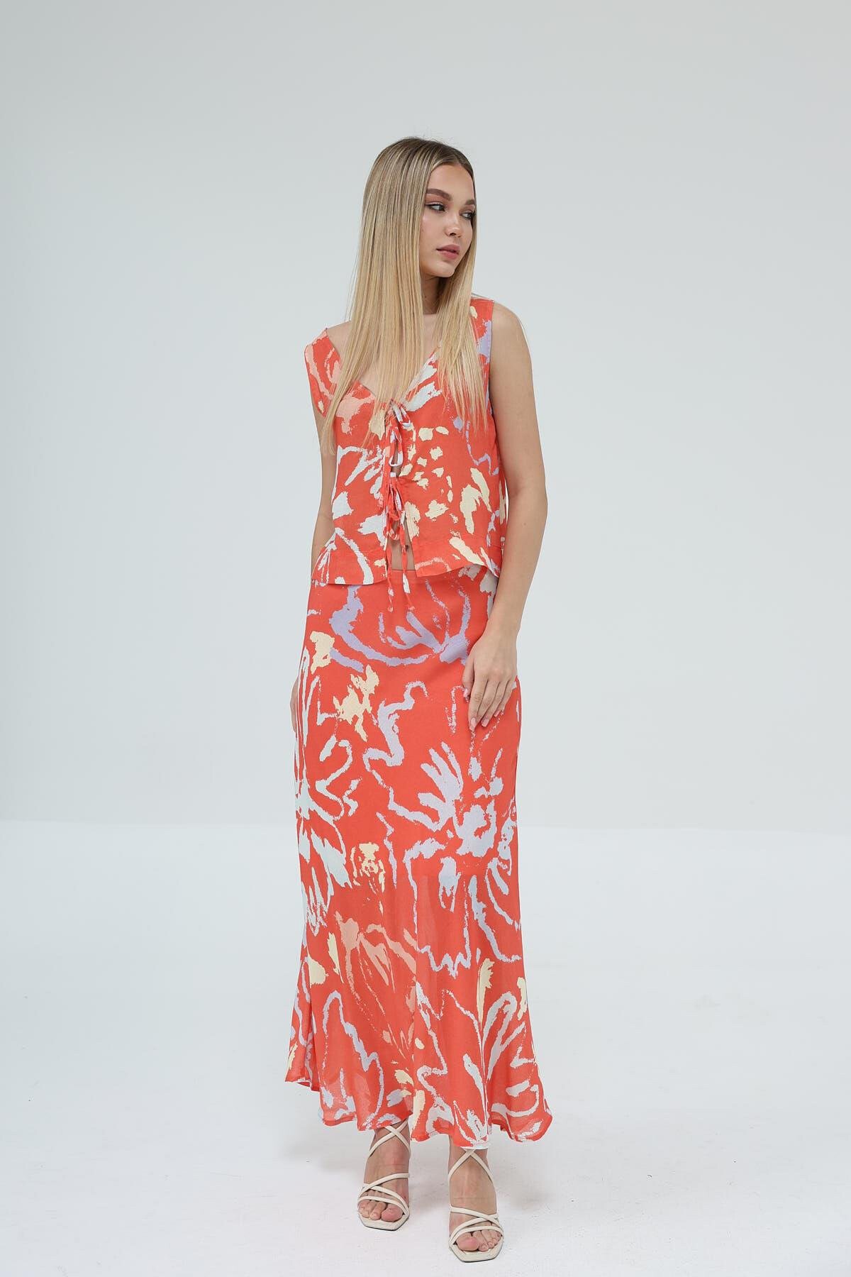 Kırmızı Bağcıklı Kolsuz Bluz Ve Maxi Boy Astarlı Desenli Etek Takım