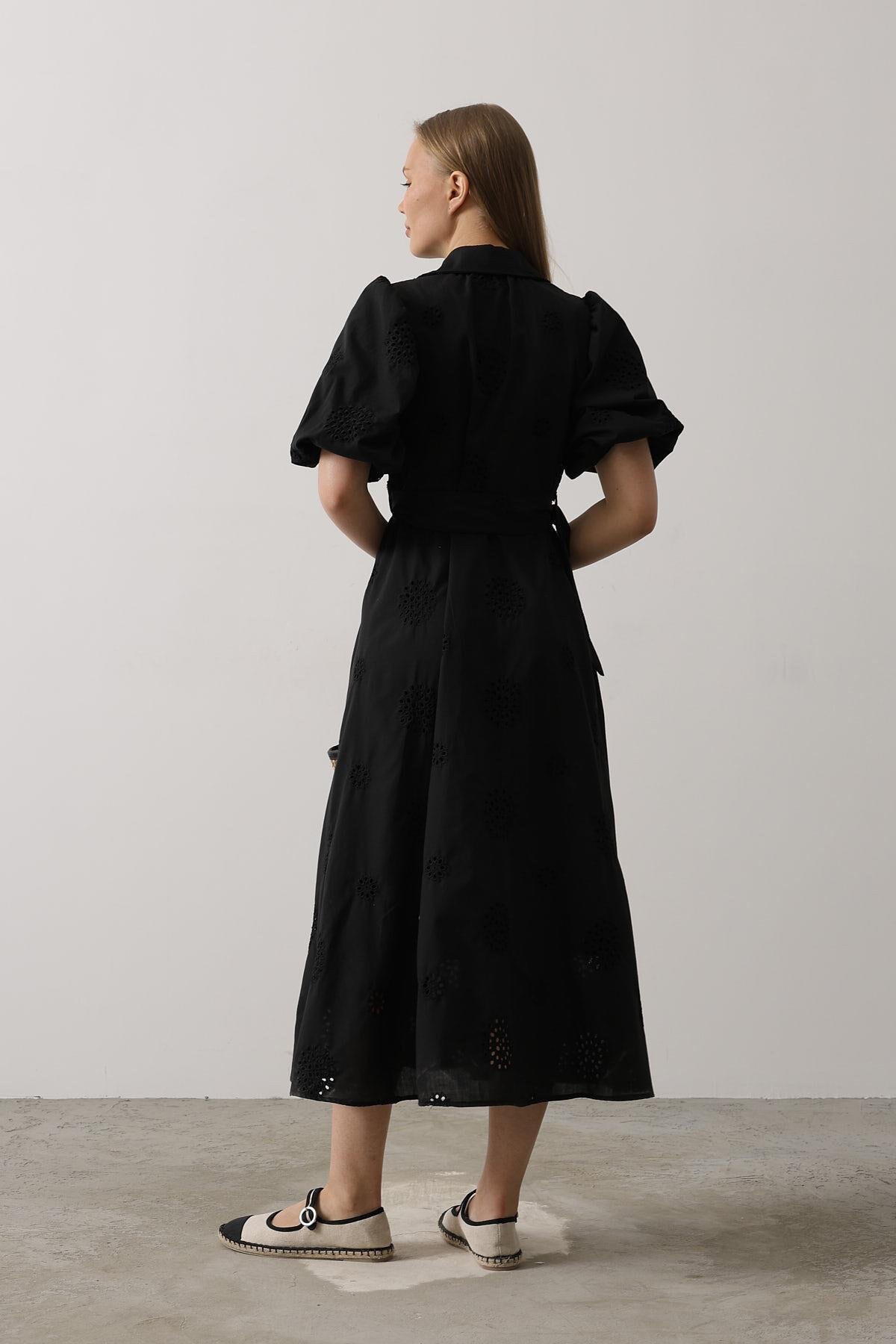 Siyah Astarlı Balon Kol Kemer Detaylı Nakışlı Elbise