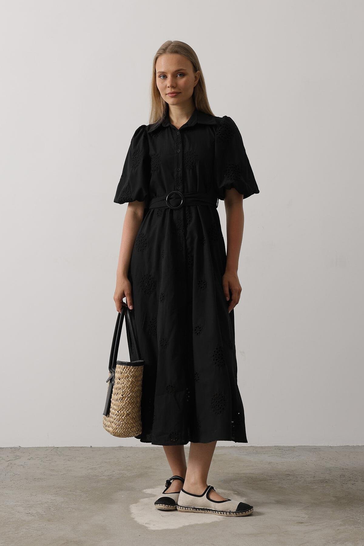 Siyah Astarlı Balon Kol Kemer Detaylı Nakışlı Elbise