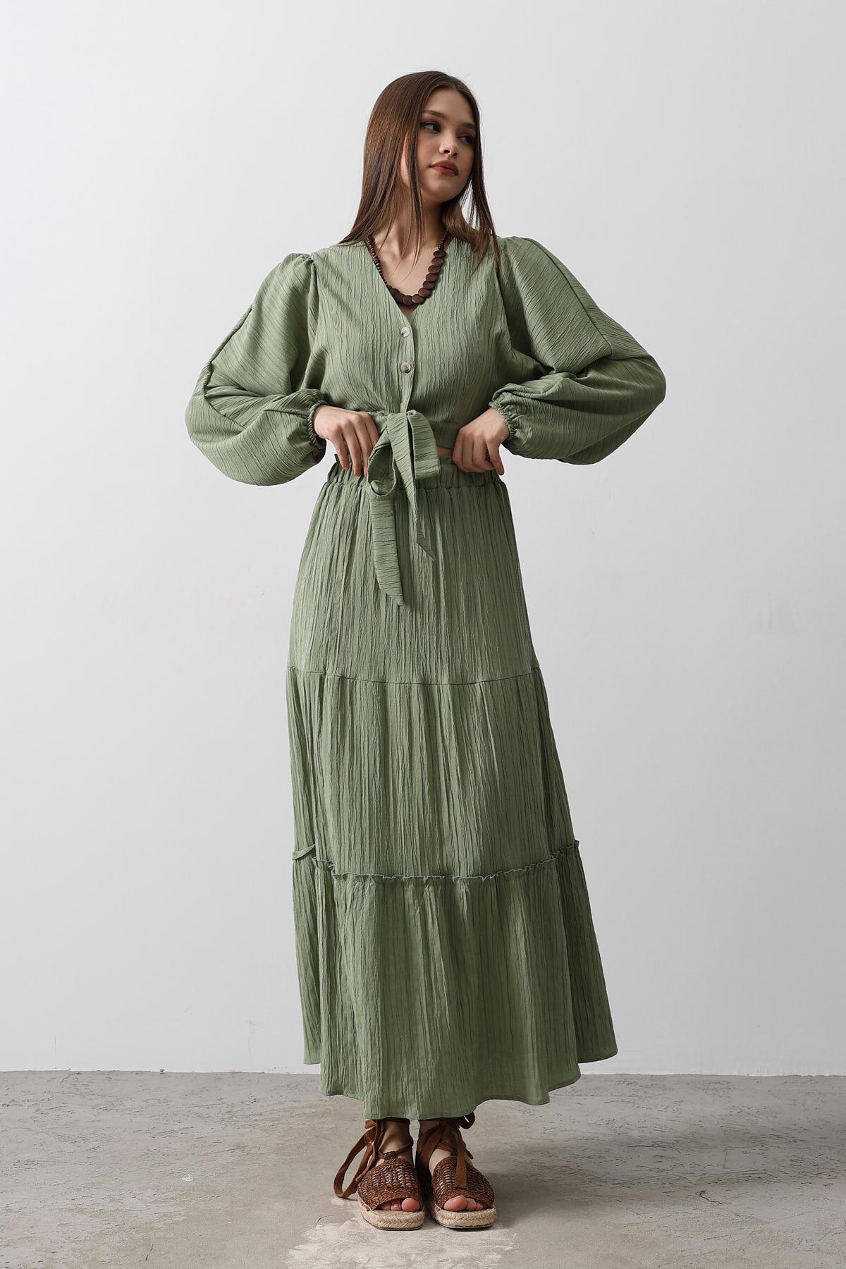 Haki V Yaka Bağlama Detaylı Gömlek Ve Beli Lastikli Pileli Etek Takım