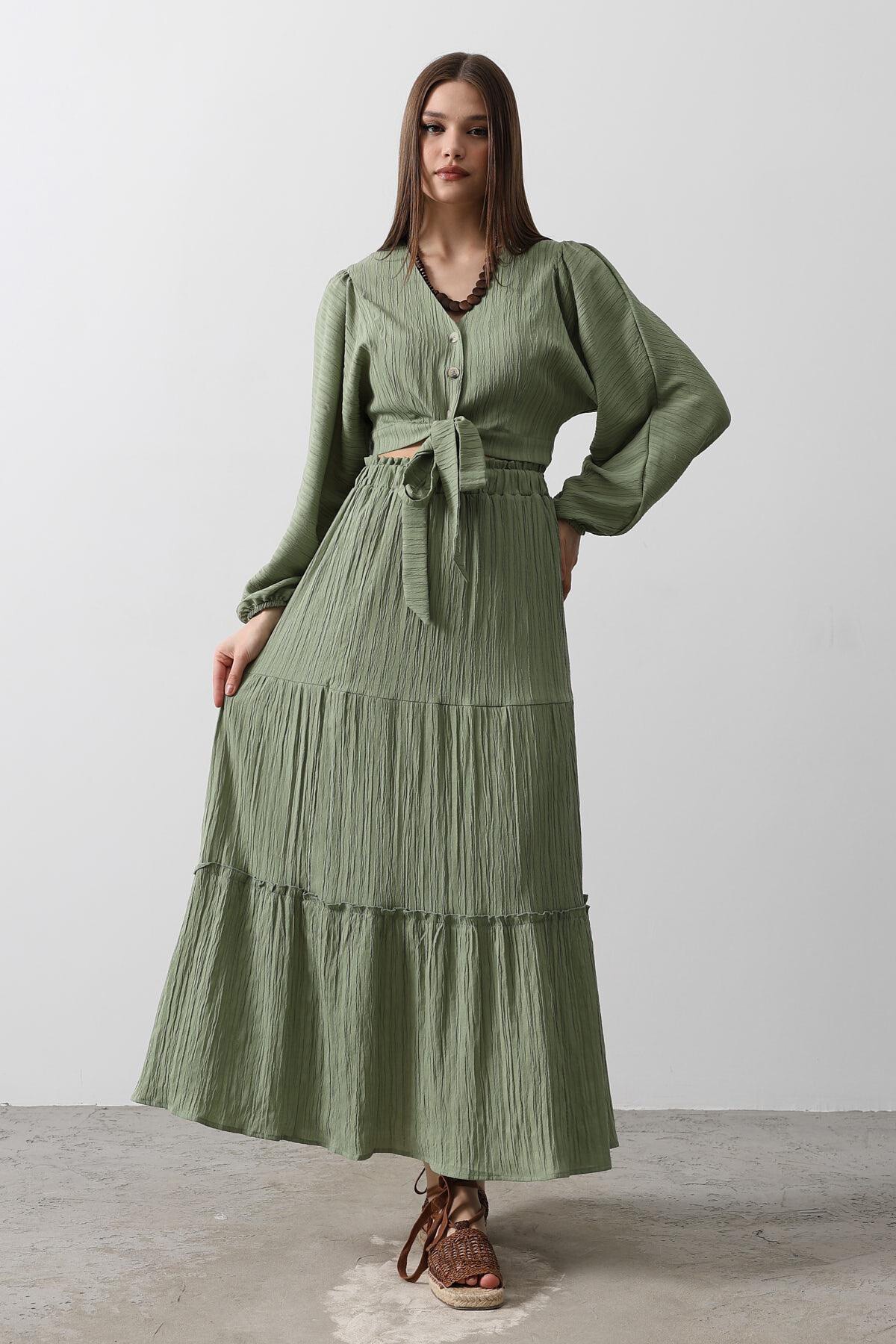 Haki V Yaka Bağlama Detaylı Gömlek Ve Beli Lastikli Pileli Etek Takım