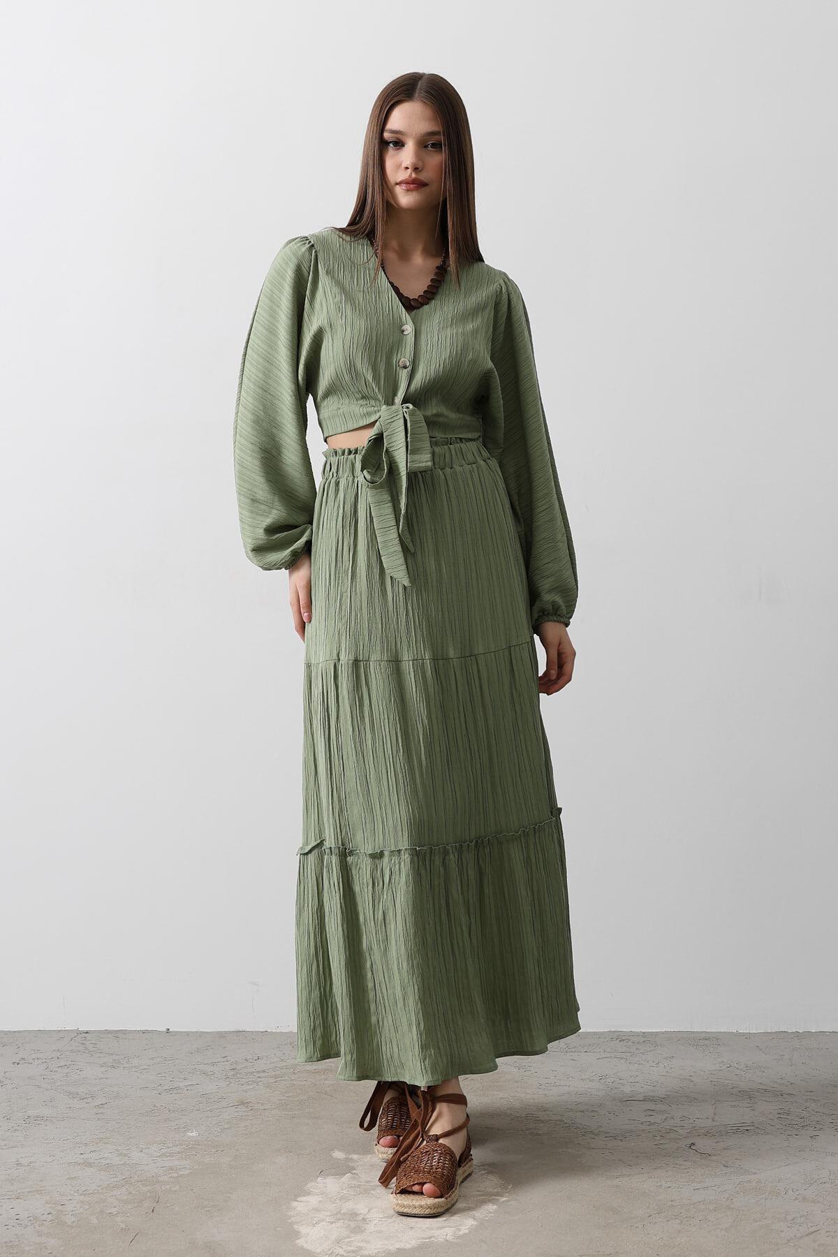 Haki V Yaka Bağlama Detaylı Gömlek Ve Beli Lastikli Pileli Etek Takım